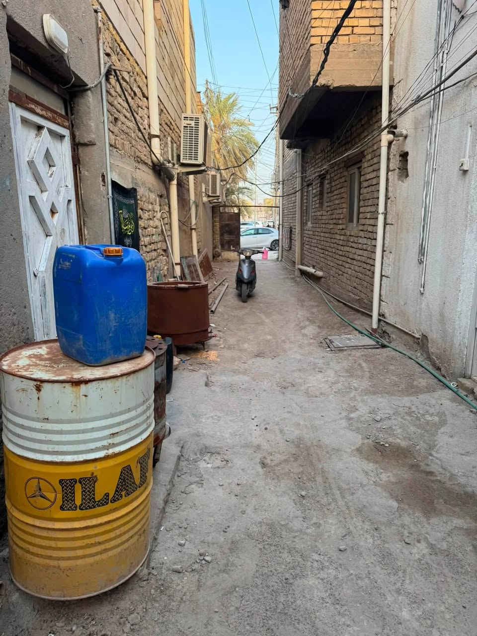 بيت للبيع ١٠٥ متر في دربونه عرضه 
البيت قديم قرب مصلى الجمعه 
سعر مناسب في مركز المدينة 
٨٠ مليون اغلب البيوت في المنطقة أهل مدينه
هاتف.   ***********
