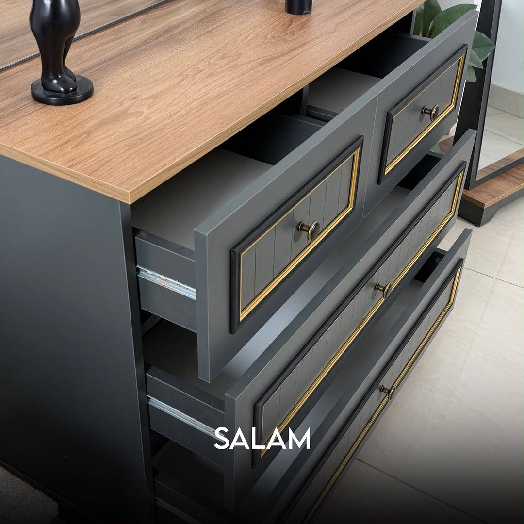 

نص مكتوب في الصور:
- SALAM
