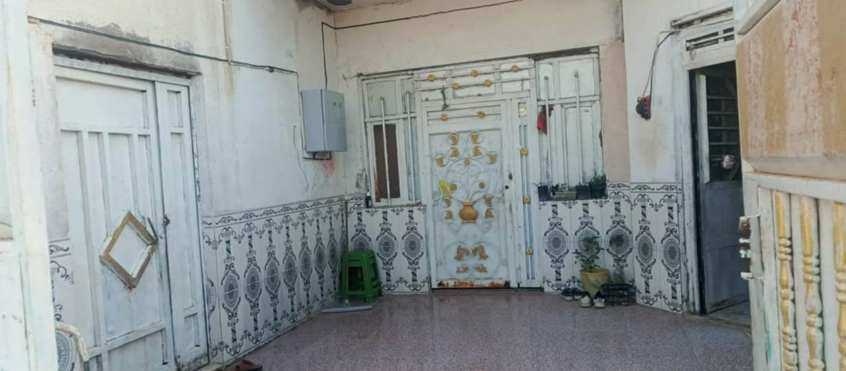 السلام عليكم بيت زارعي بحي  الزهور قرب مدرسه الموده  مساحه ٢٠٠م البيت يتكون من غرفتين وصاله ومطبخ واستقبال البيت كله سراميك بناء حديث السعر ٣٦مليون وبيه مجال ***********

