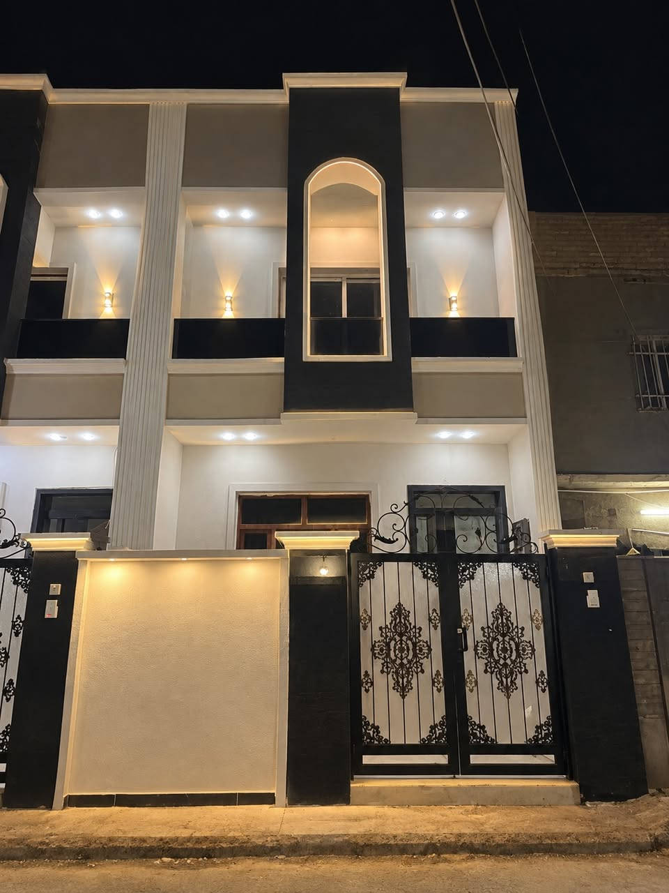 السلام عليًكم 

📍 للبيع — مشتمل جديد زيرو 2026

معروض مشتمل 50 متر 

🏡 بناء جديد — طابو صرف — فارغ غير مسكون 

المساحة والواجهة:
🔹 الواجهة 5 متر
🔹 النزال 10 متر

مكوّنات المشتمل:
• صالة واسعة
• مطبخ
• منور
• صحيات عدد (2)
• غرف نوم عدد (2)
• بيتونة
• سطحين (2)

🚪 باب قاصة
🪟 شبابيك مع بوب ألومنيوم
❄️ تأسيس سبالت
🎥 منظومة كاميرات

الموقع: بغداد – الكرخ  / الاعلام  – حي الري
قرب شارع قطر الندى

للاستفسار:
📞 ***********
   
***********
⸻
