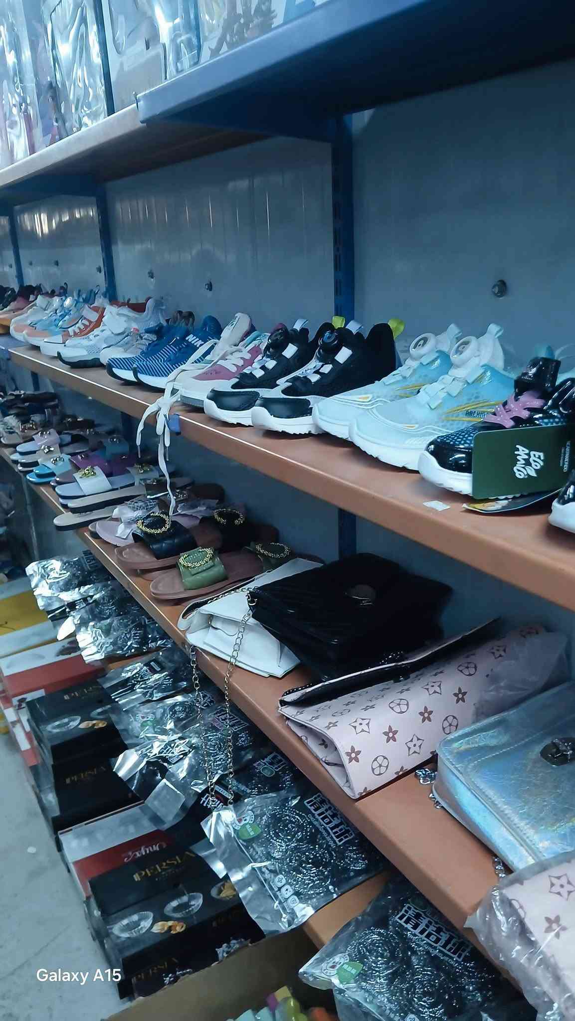 بسم الله وعلى بركة الله 
تخفيضات نااااريه 😍 
قميص مدارس سعر القطعه بالف 
صدريه بناتي سعر القطعه ب٢
جنط مدرسيه سعر القطعه ب٥ 
احذيه بناتي وولادي سعر القطعه ب٥ 
كالون بناتي سعر القطعه ب٢٥٠ 
كيلوت نسائي سعر القطعه ب ٢
سلبر نسائي سعر القطعه ب٣ 
العنوان فلوجه حي الضباط شارع المستشفى مجاور دكتوره محاسن 
اسم المحل مجمع الأخوين للتبضع المنزلي متواجدين لساعه ١٢ليلا

نص مكتوب في الصور:
- Galaxy A15