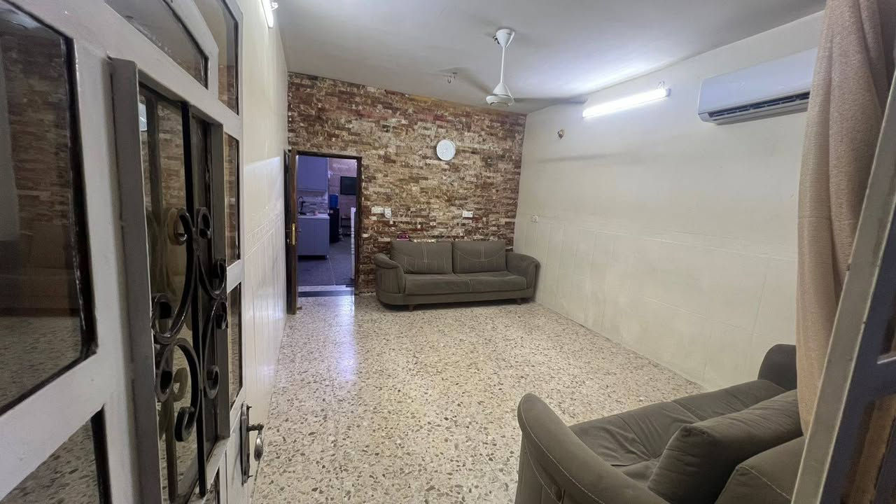 سلام عليكم ((بيع او مراوس بكاع بلدوانم وبيه بيت ))  بيت للبيع 100متر ..5×20.الطابق الارضي ستقبال وحولي ومطبخ وغرفه ..الطابق الثاني غرفتين وكل غرفه مقابيله حولي ..الطابق الثالث بيتونه وبصفه سويت كامل سندويش ..الشعله ام نجم شارع سالم مقابيل ساحه الاحرار ماكو كدامه بيت ساحه كدامه ..***********
