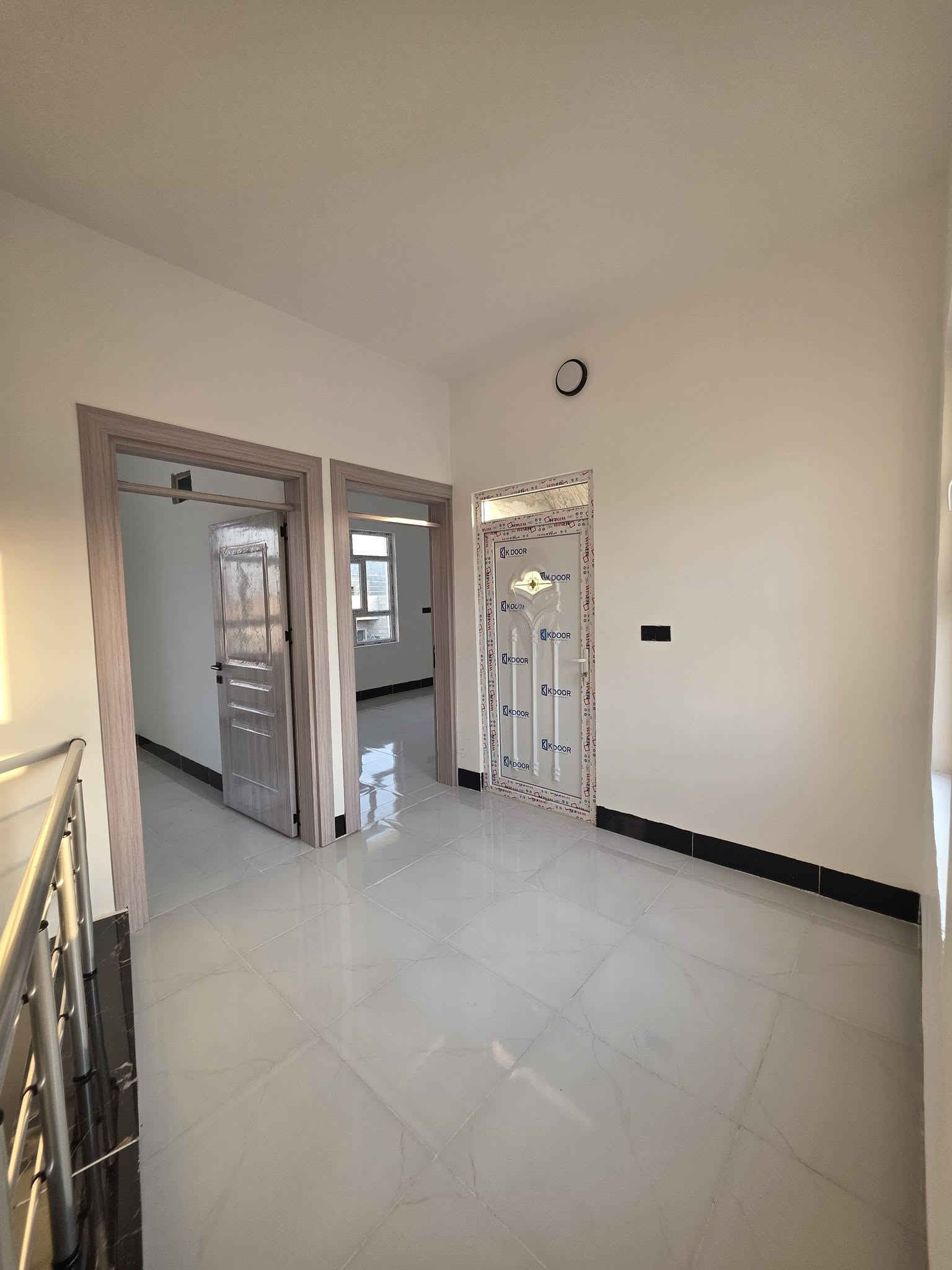 🏠 دار للبيع في تكريت – الديوم (منطقة 16 ألف)
​المساحة: 100 م² (الواجهة 10 م × النزال 10 م).
​الموقع: بظهر شارع 30 م، قريب من جامع التوفيق على شارع 15 م (صدة مرغوبة على طريق بغداد).
​التشطيب: سقف جبسن بورد ونقشات حديثة.
​التفاصيل:
​3 غرف نوم.
​صالة استقبال + 2 صالة وسطية.
​مطبخ + مناور.
​3 مجاميع صحية (داخلية وخارجية).
​📞 للاستفسار والتواصل: *********** ☎️
