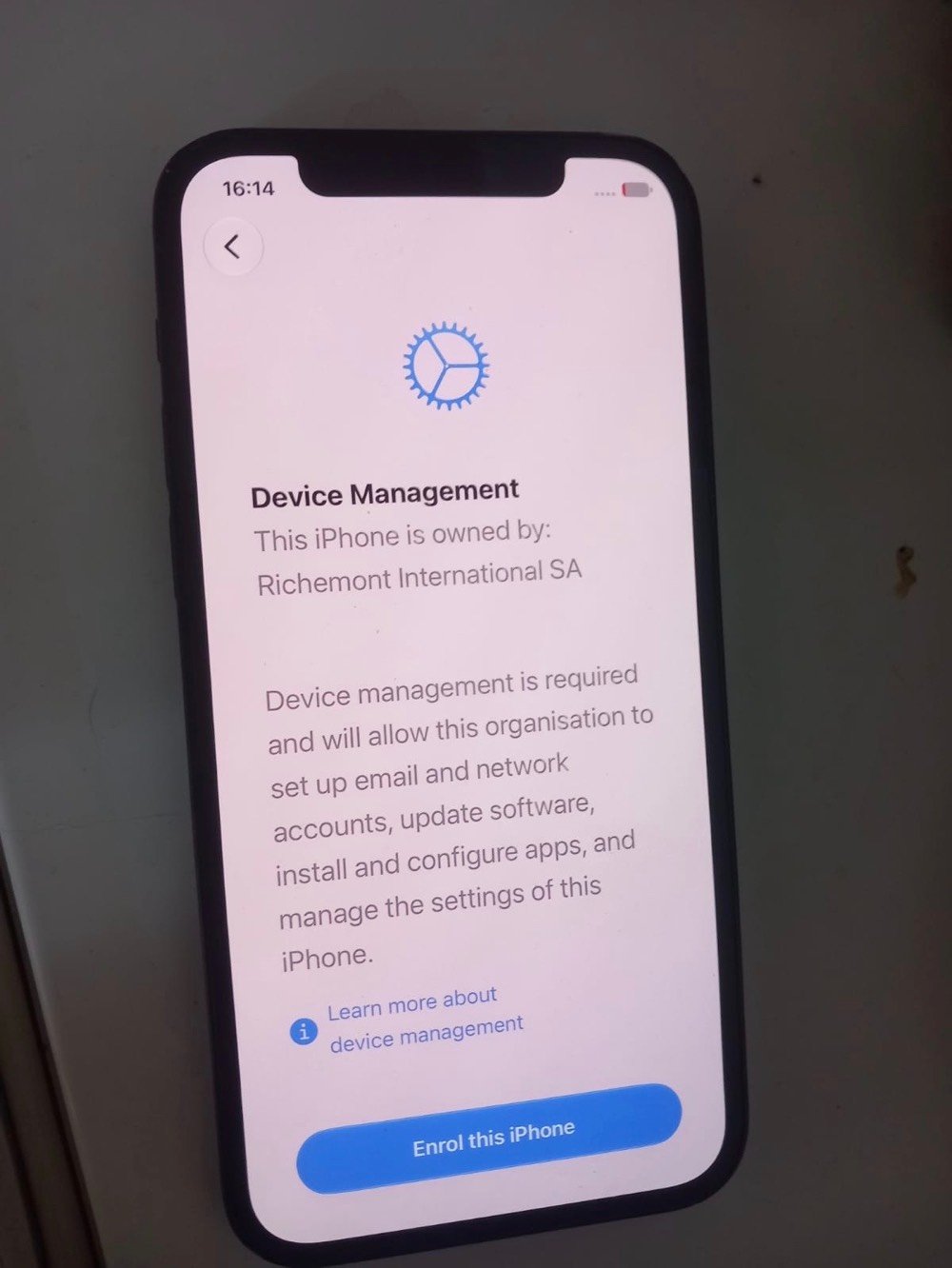 ايفون 12 نظيف جدا ، قفل MDM ، نظام ios 27
الايفون 12 هذا شكد سعة التخزين بيه: 64 لو 128 لو 256؟: 
128
حالة البطارية شكد تقريباً؟ وبيه أي مشاكل بالشحن أو السخونة؟: 
88
الجهاز عليه أي خدوش، ضربات، تبديل شاشة، أو صيانة غير قفل الـ MDM؟: 
نظافة واستخدام شخصي
بأي منطقة/محافظة موجود، وشلون تريدون التسليم؟: 
موجود: اربيل، بختياري
