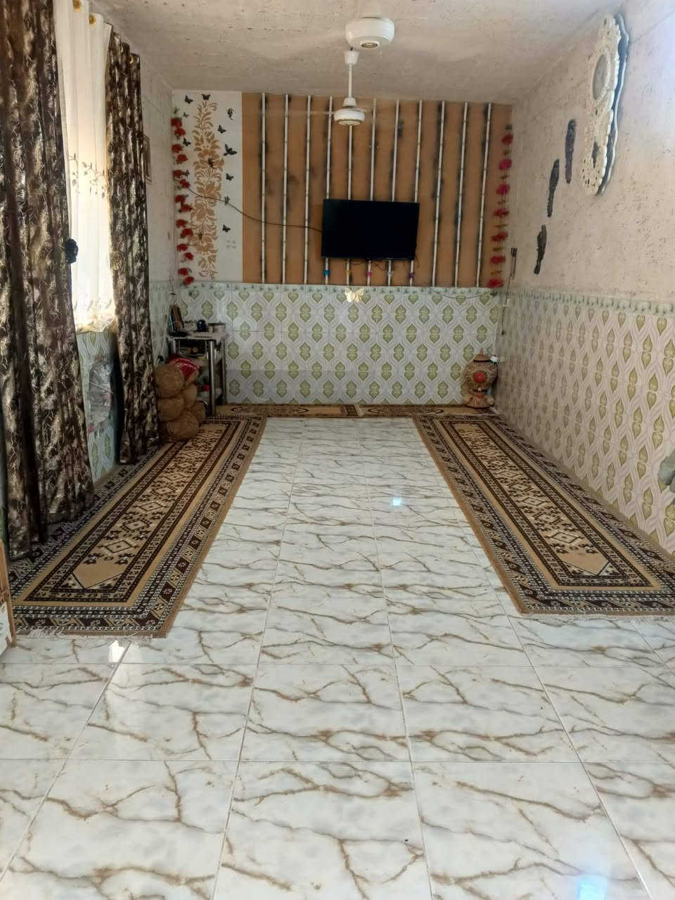 ديالى بعقوبه 
سلام عليكم بيت البيع مساحه 200قرب القاعه حي معليمن بيت تجاوز مكون من صاله و غرفه ومطبخ +غرفه خارجيه بيت خير من الله سراميك الرضيه والجدران +بيت بي سخان وتانكي ماء موطور ماء 
يرهم نقد ويرهم قسط انتصل على هاذا رقم  ***********
