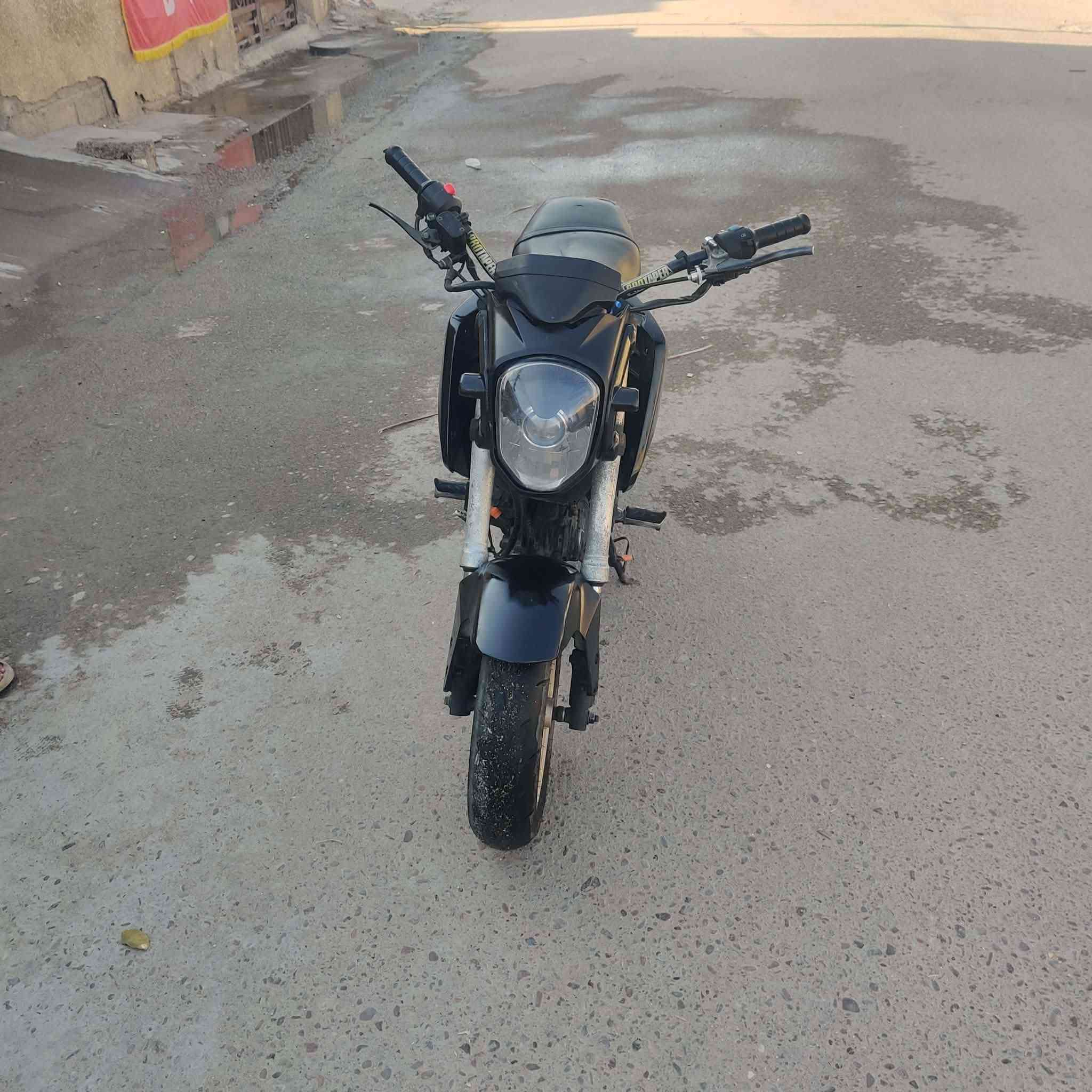 سلام عليكم دراجة هونده كروم للبيع مكينه 120cc موديل 2018 دراجة كاملة من المكينه والضفيره بس بيه نقص تطواله فچ خلفي وصالنصه رياضي كاربوم فايبر سعر دراجة 850 وبيه مجال عنوان بغداد شعب قرب فاكه صباح لخياط رقم ***********
