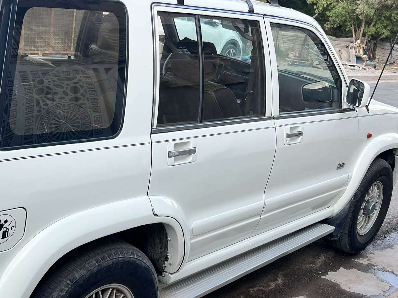 النوع: Isuzu Trooper
* المحرك: 6 سلندر V6
* السعة: إذا هي 3.5، فالمحرك 6VE1 سعة 3.5 لتر بقوة حوالي 215 حصان وعزم 310 نيوتن.م. 
* الممشى: 200,000 كم حسب كلامك
* التبريد: شغال
* المكيف:شغال وتبريده حلو 
* المحرك: شغال
* القير: شغال
* الكهربائيات: كلها شغالة
* البودي: صبغ عام
* اللون: أبيض
* الإطارات: الظاهر بالصورة موجودة وبحالة مقبولة، لك
السياره موديل 2002
السعر ٧٠ وبيهاا مجال قليل 
***********
