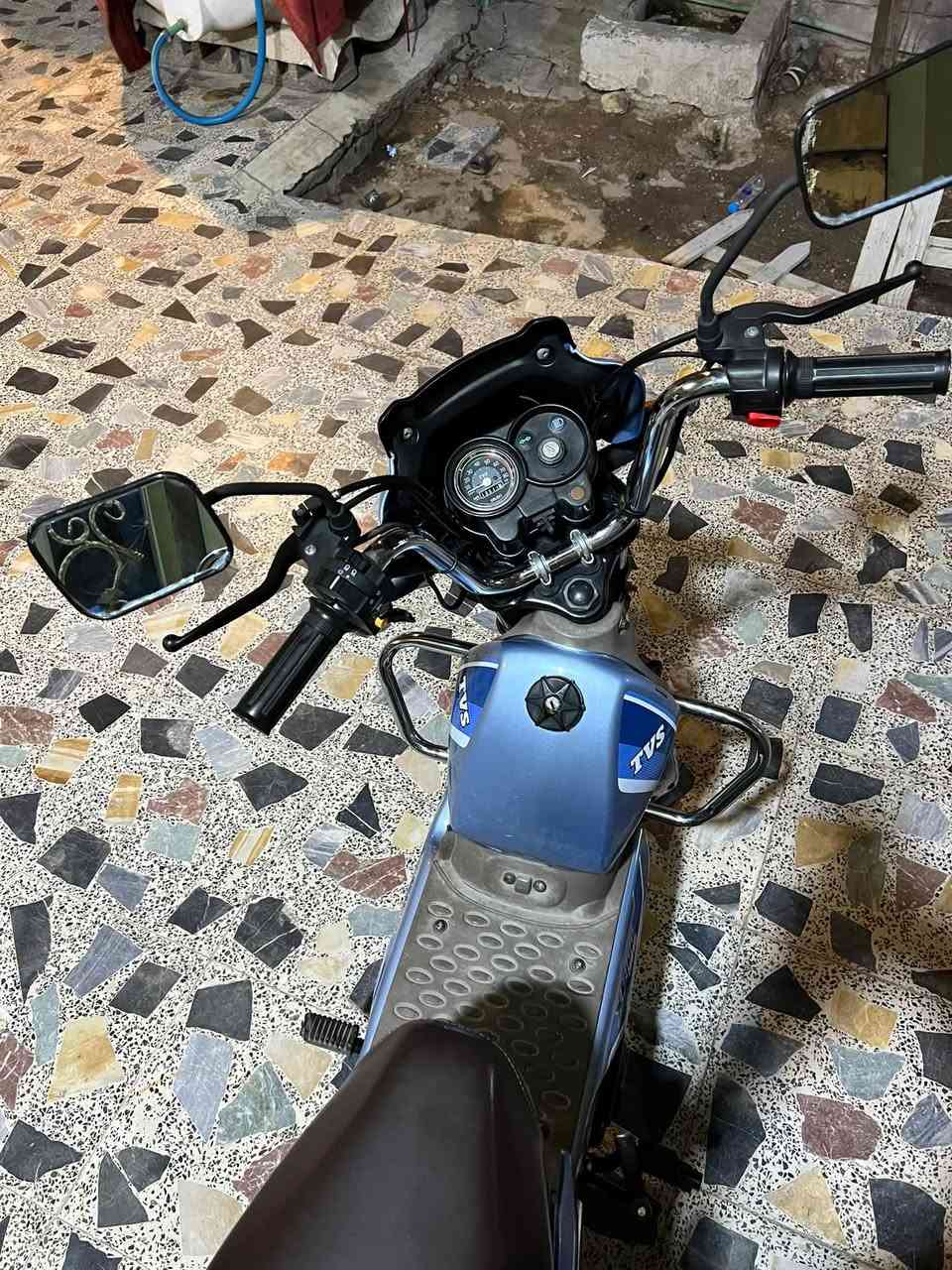 السلام عليكم دراجه TVS XL100 دراجه الله شاهد نضيفه مكينه مامفتوحه ناعمه  كهربائيات من الطول للطول شغاله هندر سلف نضيفه ماشيه 10 الاف ولدراجه مامتعوبه ومااستخدمه اهواي لاشغل ولادلفري متروكه بلبيت ومثل ماواضح بلصور هيه التحجي تيوب ثنين وياها + كلج جديد بعده ماشاده  الدراجه اكفله الك كله تجي وتفحص بنفسك رايدها 800 الف وبيه مجال الموشراي رحمه الموتاه لايدخلي ويتعبني وهاي الصور وكدام عينك شراي اهلا وسهلا بيك مكاني البصره حي الاصدقاء قرب جامع العباس اغلب الوقت بلشغل تتصل ونتفاهم ع جيه متوفر وتساب رقمي ***********
