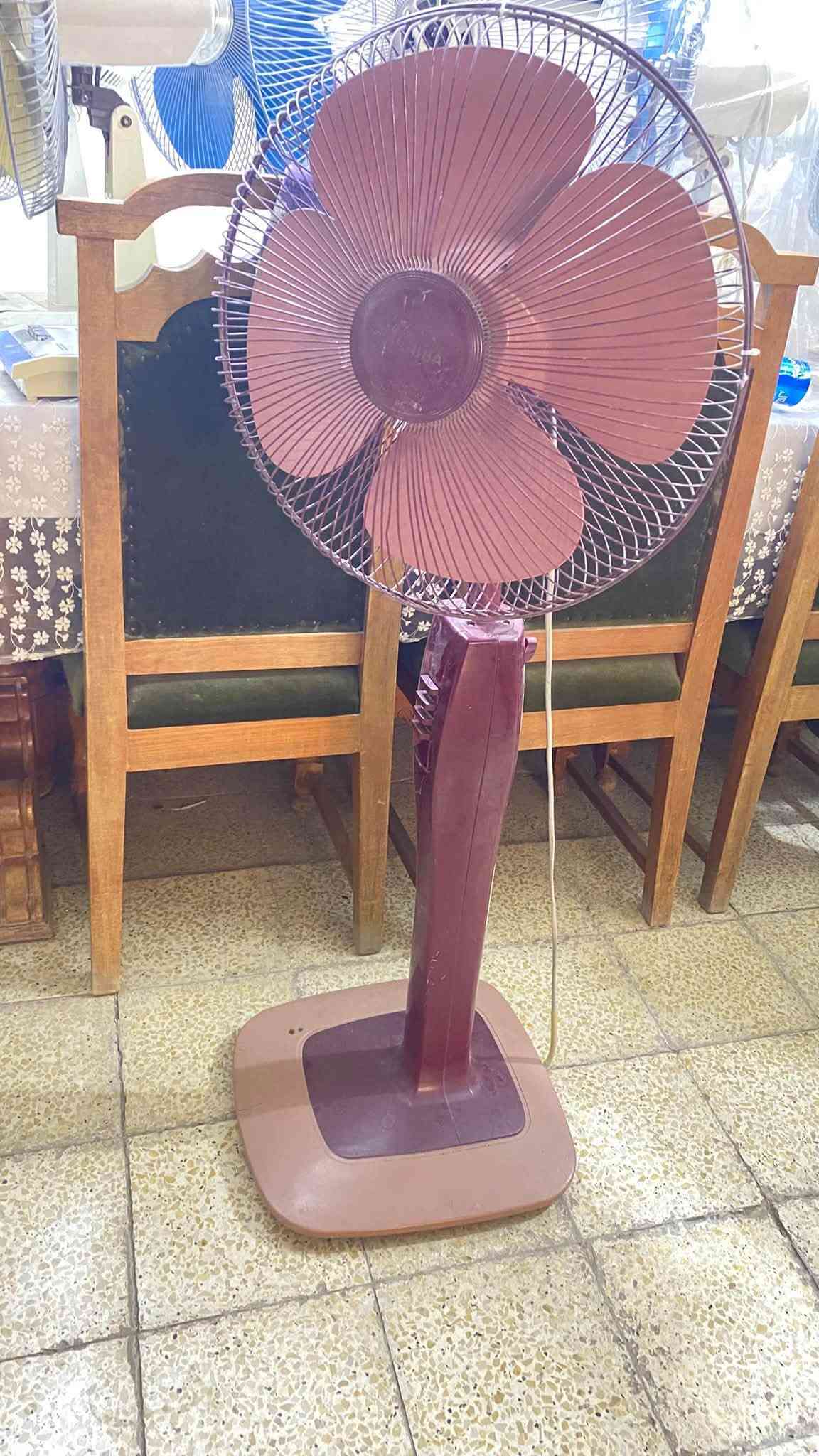 يوجد مراوح مكتبية +جدارية +عمودية
وكذلك كراسي مكتبية للبيع 
مكان نادر ***********
