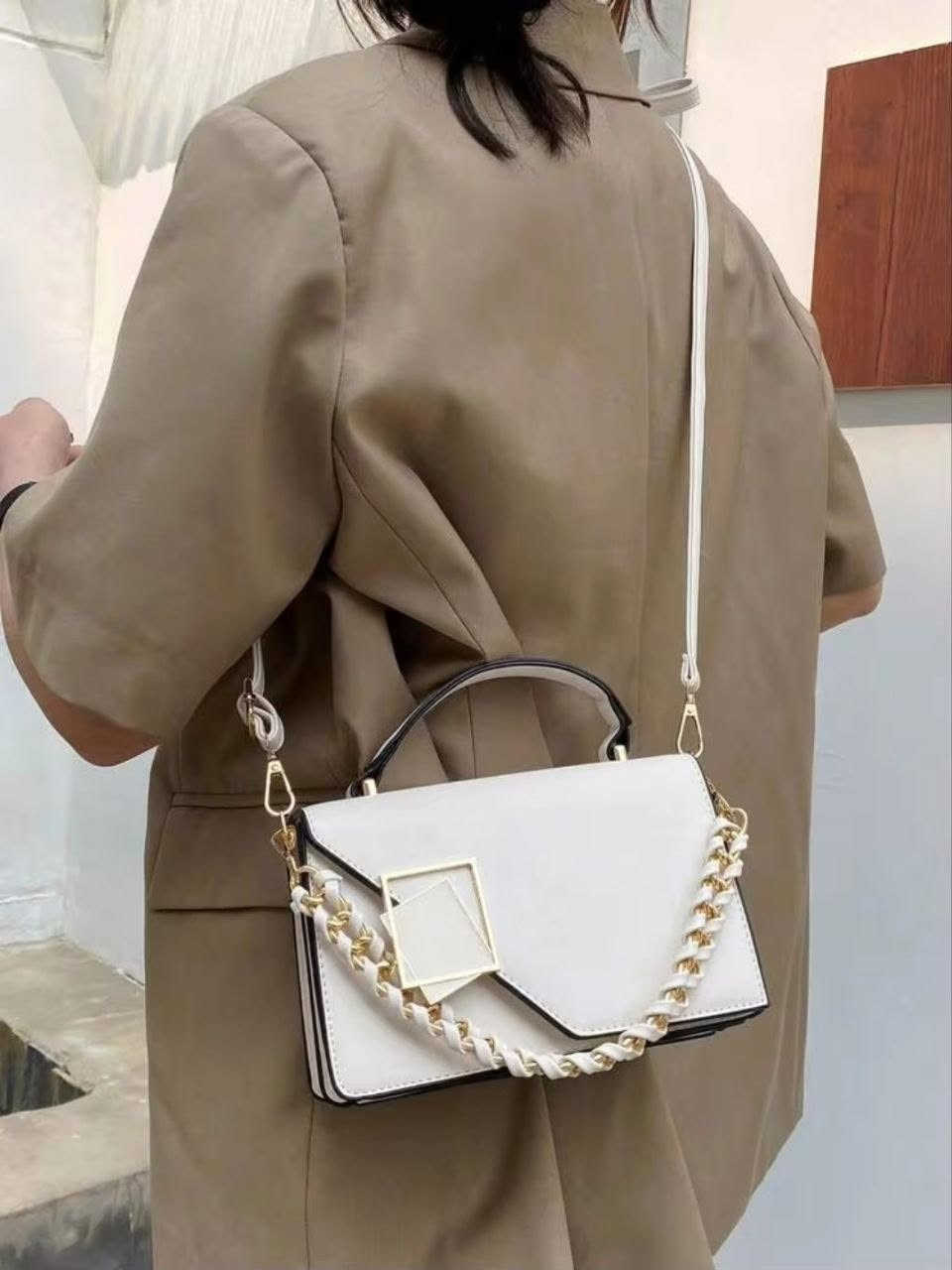 👜 حقيبة كروس بودي نسائية بتصميم أنيق وعصري ✨

🖤 مزينة بسلسلة أنيقة مع غطاء وإغلاق عملي.
🎨 متوفرة بعدة ألوان لتناسب جميع الأذواق.
📱 خفيفة وعملية، مناسبة لحمل أغراضك اليومية.
💼 مثالية للعمل، الجامعة، التسوق، السفر والخروجات.

💰 السعر: 20
🚚 توصيل سريع إلى جميع محافظات العراق
💵 الدفع عند الاستلام

📲 للطلب والاستفسار، راسلونا واتساب: ***********

🔖 رمز المنتج: BG007
