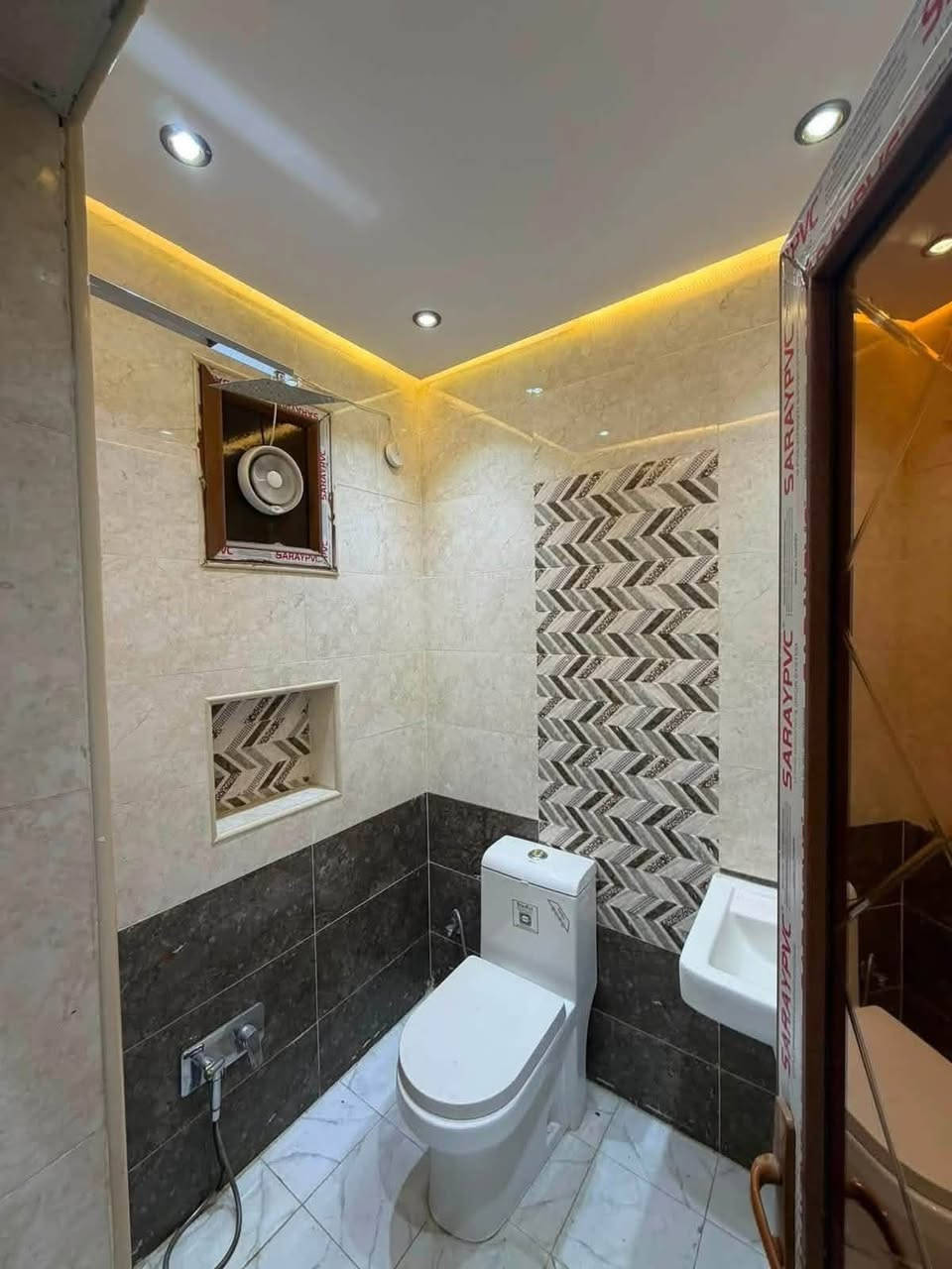 🏠 للإيجار – بيت مؤثث

📍 بيت مساحة 50 متر  
🛏️ يحتوي على 3 غرف نوم  
🛋️ صالة  
🍳 مطبخ  
🚿 خدمات صحية  
🛋️ مؤثث بالكامل

📞 للاستفسار والحجز: ***********  
🏢 مكتب المصطفى للاستثمار والتطوير العقاري

#للإيجار #بيت_للإيجار #بيت_مؤثث #عقارات_بغداد #عقارات #السيدية #مكتب_المصطفى #استثمار_عقاري #تطوير_عقا
