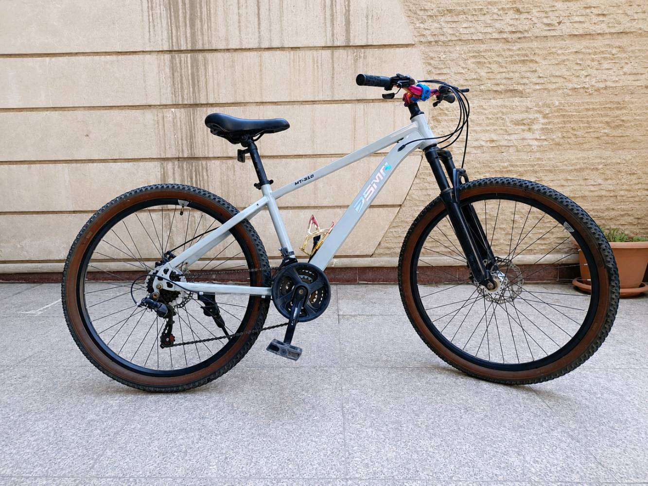 النوع: Mountain Bike رياضية
الموديل: MT310
السرعات: 21 سرعة (3 أمامي × 7 خلفي)
الفرامل: ديسك أمامي وخلفي
التعليق: مساعد أمامي
الإطارات: MTB للشارع والطرق الوعرة
تبديل السرعات: أمامي وخلفي
المقود: ملون بتصميم قوس قزح
الإضافات: حامل قنينة + ستاند جانبي
اللون: رمادي/أبيض
الحالة: مستعملة، نظيفة، مابدل بيه شي فقط چوب

السعر :175 ألف( وبي مجال هواي لأن مستعجل عليه) 

المنطقى : بغداد الدورة 

للتواصل : ***********
شنو قياس الدراجة بالضبط؟ (26 أو 27.5 أو 29) حتى يكون واضح للمشتري: 
26
الماكينة بيها أي عيوب أو تحتاج صيانة حالياً لو شغلتها سليمة؟: 
سليمة
تريد أذكر إذا السعر قابل للمساومة بشكل بسيط أو مستعجل على البيع؟: 
مستعجل على البيع وبين مجال هواي
التسليم بس ببغداد/الدورة لو تكدر توصل لمكان ثاني داخل بغداد؟: 
التسليم بغداد الدورة واكدر للبوعيثة
تقبل تجربة قبل الشراء أو فحص من المشتري؟: 
نعم جميع أنواع التجارب والفحص بدون أي خجل