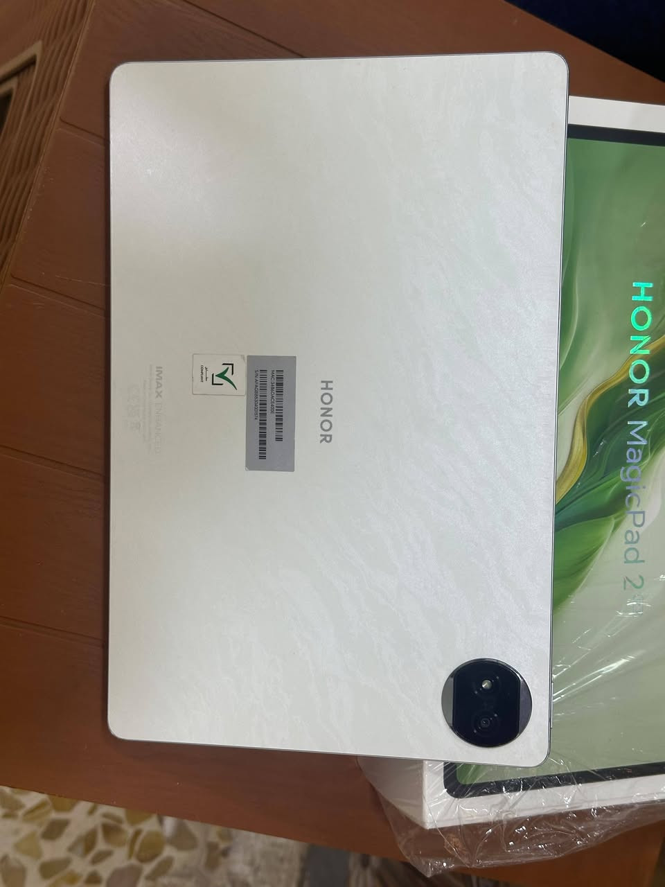 للبيع: تابلت Honor MagicPad 2 (نظيف جداً - فول ملحقات)
للبيع جهاز تابلت Honor MagicPad 2 بحالة ممتازة جداً ونظيفة، مع كامل ملحقاته الأصلية وبدون اي عيوب .
 * المواصفات:
   * الذاكرة والتخزين: 256 جيجابايت مع رام 12 جيجابايت.
   * الشاشة: مقاس 12.3 بوصة من نوع OLED بتردد 144Hz.
   * المعالج: Snapdragon 8s Gen 3 (أداء ممتاز وقوي للألعاب والمهام الثقيلة).
   * الصوت: 8 سماعات ستيريو محيطية.
   * البطارية: سعة 10050mAh.
 * الملحقات المرفقة مع الجهاز:
   * الشاحن الأصلي السريع (66 واط).
   * القلم الأصلي (Honor Magic Pencil).
   * الكيبورد الأصلي (Honor Smart Keyboard).
   * علبة الجهاز (الكرتونة).
 * الحالة: مستعمل نظيف جداً
 * المكان: الموصل.
 * السعر: 800,000 دينار عراقي (قابل للتفاوض البسيط).
للتواصل والاستفسار: ***********
