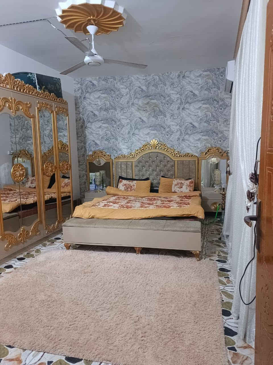 بيت للبيع طابو زراعي 
المساحة 105 متر 
غرفة نوم وصالة ومطبخ واستقبال وصحيات خارجية 
البيت كلش نظيف وسعرة حلو 
          السعر 28
العنوان المعارة حي السجاد عل بزل قرب الحسينية الأمام الحسن ع
للستفسار 
***********
*********** واتساب
