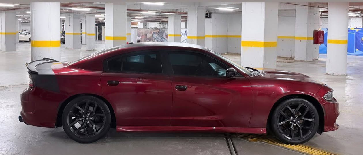 سلام عليكم 
دوج جارجر SXT عليه كت كامل GT
موديل 2020لون احمر مميز 
رقم بغداد مشروع وطني تحويل مباشر بسمي 
وارد امريكي حادثه جملغ امامي فقط وبنيد . وقطعه ونص كلير بدون حادث 
الموصفات
محرك 3600
توويل 
حساسات خلفي 
لد نهاري  لد خلفي 

كشنات حضن جلد+تدفئه تبريد+ خزن ميموري  
شاشه جبيره كامره 
مقاعد كهرباء + تدفئه تبريد 
تبريد قطعتين 
هيترات بل مري
ستيران تدفه
بصمه ابواب 
تشغيل عن بعد 
كروس سرعه
مانع انزلاق
تحكم ستيرن
شاشه للأعطال 
-نضام البريك ABS 
4 دسك
أخوان السياره كامله 
كير / محرك / حداده / تبريد / تدفئه / كهربائيات / باتري / تخم تاير
مكان السياره بغداد 
اللاستفسار 
*********** بغداد, العراق
