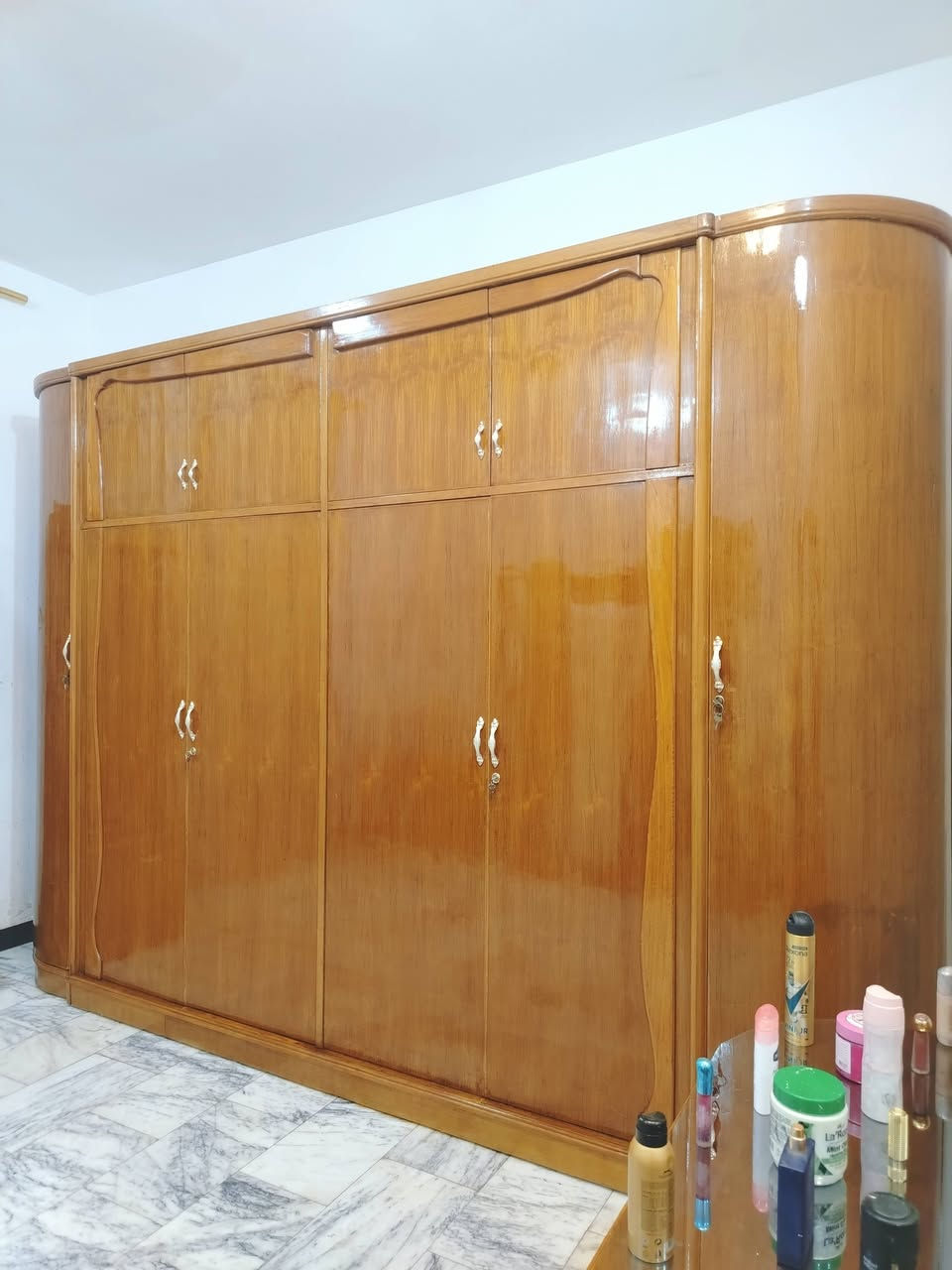 غرفة نوم تسكام صاج داخل وخارج شغل ثقيل ضهر جرجوبه خمسه ملم استعمال قليل مابيها اي ضرر تكمه اخت الجديد مكفوله من الشخط العنوان حلة حي الجزائر ***********.  ***********
