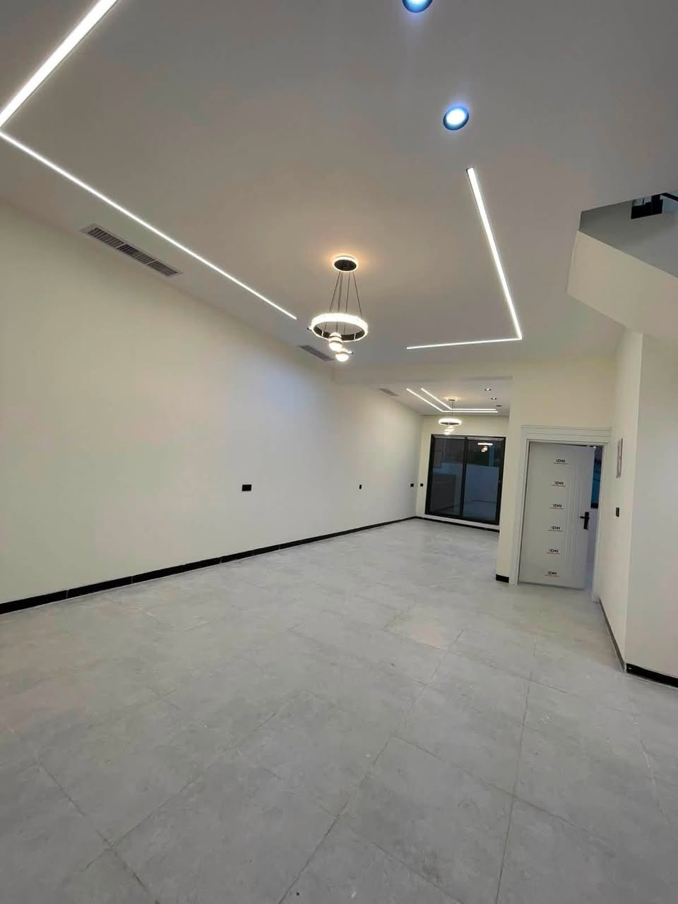 🏠دار صفر بناء حديث
   موقع مميز للبيع
~~~~~~~~~~~
البيت فول فول✔️
نظام دكت سقف مغربي✔️
دبل جام المنيوم✔️
~~~~~~~~~~~
طابو ملك صرف✏️📋
~~~~~~~~~~~
📐المساحه:120
📐الواجهة:6
شارع   عريض 15 متر 
~~~~~~~~~~~
📍الموقع : حي المعلمين مقابل جامع الفتح 

~~~~~~~~~~~
💸السعر :علق تم يوصل السعر
~~~~~~~~~~~
يحتوي الطابق الاول على:-
 +مطبخ+استقبال
غرفة +صحيات 
~~~~~~~~~~~
يحتوي الطابق الثاني على:-
هول +صحيات + 
غرفتين نوم
~~~~~~~~~~~
~~~~~~~~~~~
للاستفسار اكثر الاتصال على
***********📱
~~~~~~~~~~~
نستقبل جميع العروض 
🏠السكنيه  🏛️التجاريه
مكتب عدن بدايه سايدين عدن مقابل مجمع جوهره
