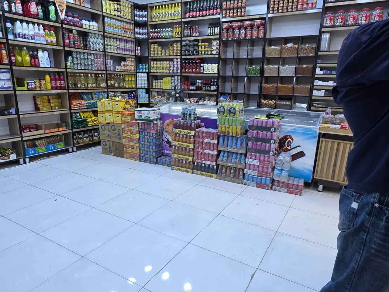السلام عليكم لبيع اسواق كامله مكمله
موقع تجاري اسواق و خير من الله 

تحتوي على مساحه كبيره

ملاحضه (اسواق اثاث كله جديد )

تحتوي على سبلت عدد 2

تحتوي على برادات عدد 10

تحتوي على منضومه كامرات 

داخلي وخارجي 

العنوان كربلاء حي العسكري قرب جامع ال عمران 

***********📞
