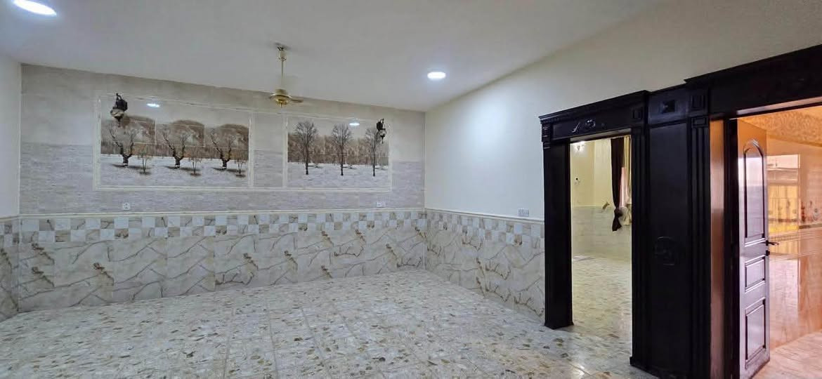 سلا عليكم 
دار للبيع (مجمع الدوح السكني)
مساحته (200)م طابق واحد بداية المجمع 
السعر الكلي (160) مليون مطلوب (50) 
للأستفسار زيارة مكتب دار الامان شارع الفنادق 
***********/ وائل
