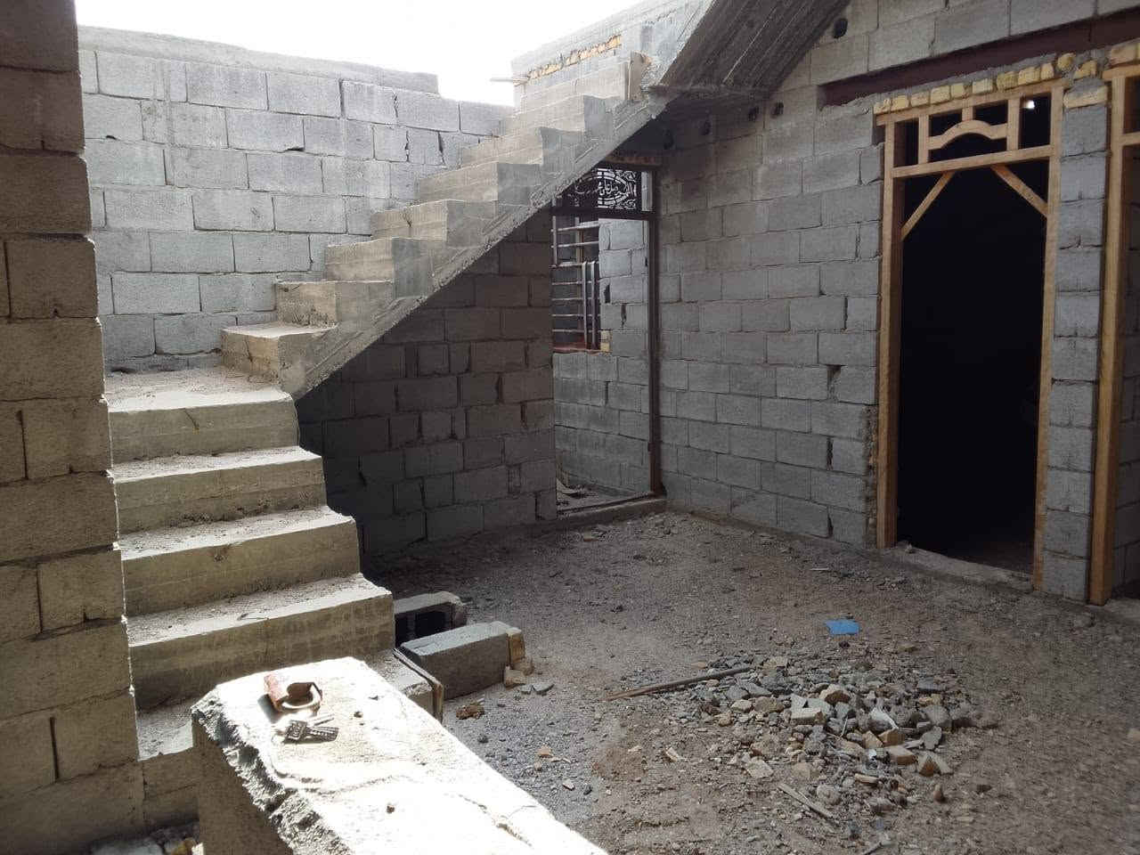 السلام عليكم .بيت هيكل اللبيع بميسان بستان حي الزهراء سند٢٥ البيت بنا١٨٥متر وقطعه وي البيت ١١٥ متر الواجهيه لكليه ١١ 
(اللاستفسار اتصل***********
