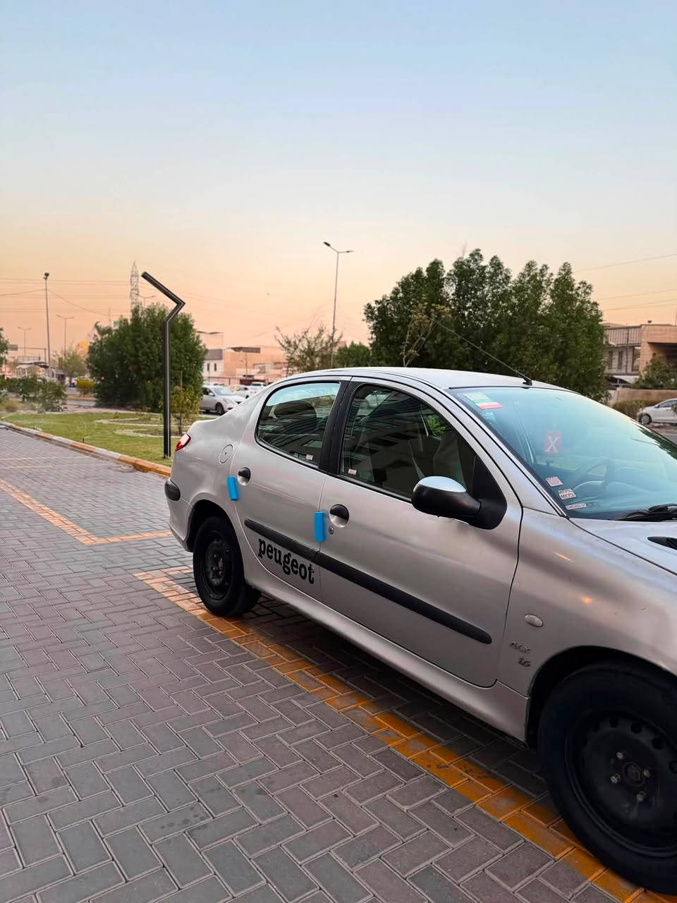 السلام عليكم بيجو فرنسي كير مكينه مكفولات تبريد ثلج ⛄️ داخل جديد صدر جديد موديل 9 سياره بلاد بيه طخه بل جولغ خلفي فقط السعر 38
كير اوتوماتيك
 مكانه بغداد جهاد 
اتصل ***********
