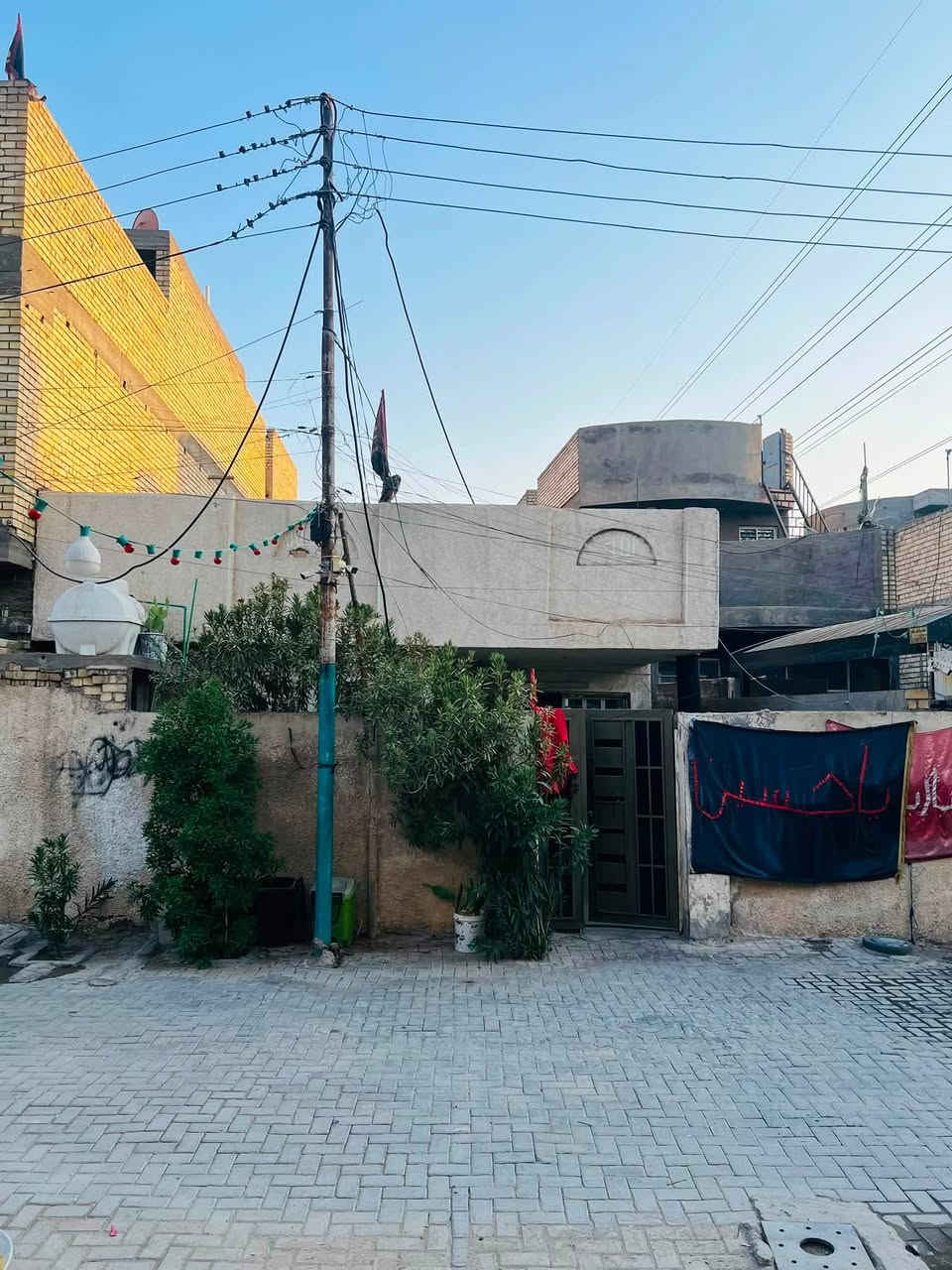 السلام عليكم
الدار للبيع طابو ملك صرف 
المساحه 180واقع حال
واجهة 8.20
نزال 22

الشماعية شارع حسينية ميثم التمار
للاتصال ***********
