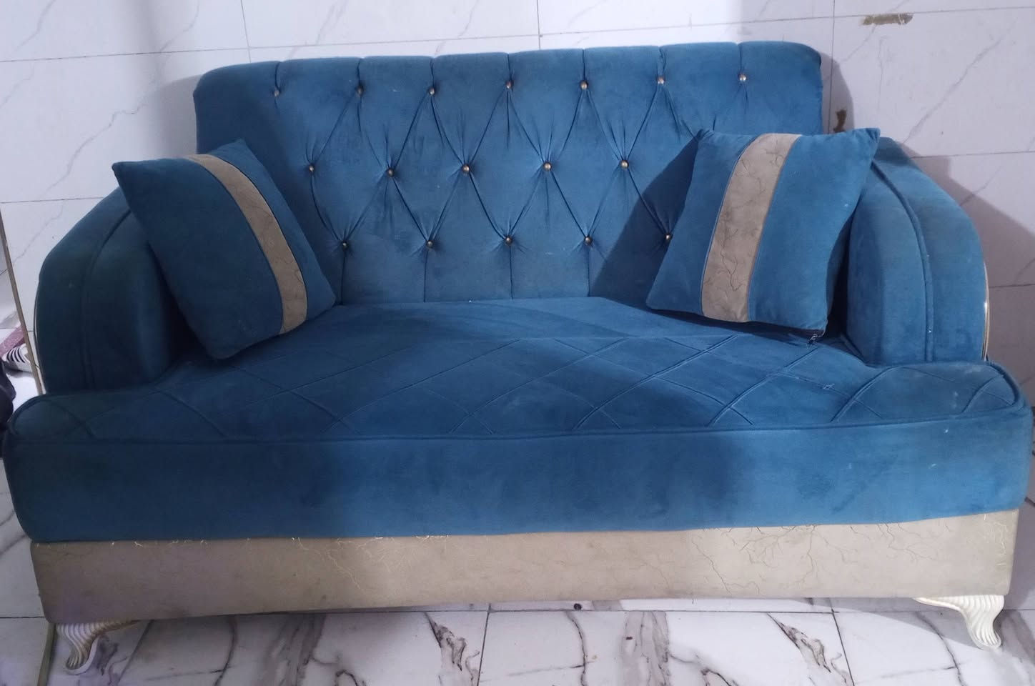 تخم مستعمل قليل للبيع (10)مقاعد  سعر 300وبي مجال بسيط...العنوان بغداد ...الحريه للاستفسار الاتصال علرقم*********** بي واتساب ...مستعجلين علبيع....
