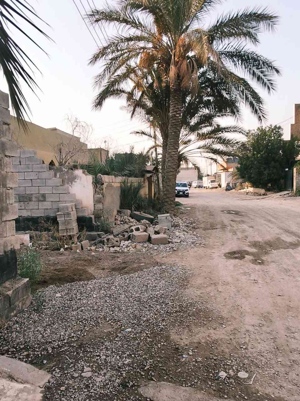 سلام عليكم هيكل للبيع في الرحمه اليرموك الاولى  مساحه 120 قريب على شارع العام للاستفسار  ***********
