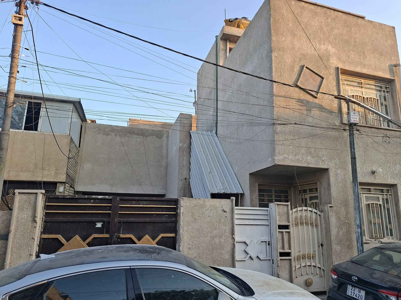 السلام عليكم 
بيت للبيت في حي الجوادين مساحة ٢٠٠ م مقسوم الى قسمين بس ينباع كامل الواجهة ١٠ نزال ٢٠ البناء تسليح للاستفسار ***********
