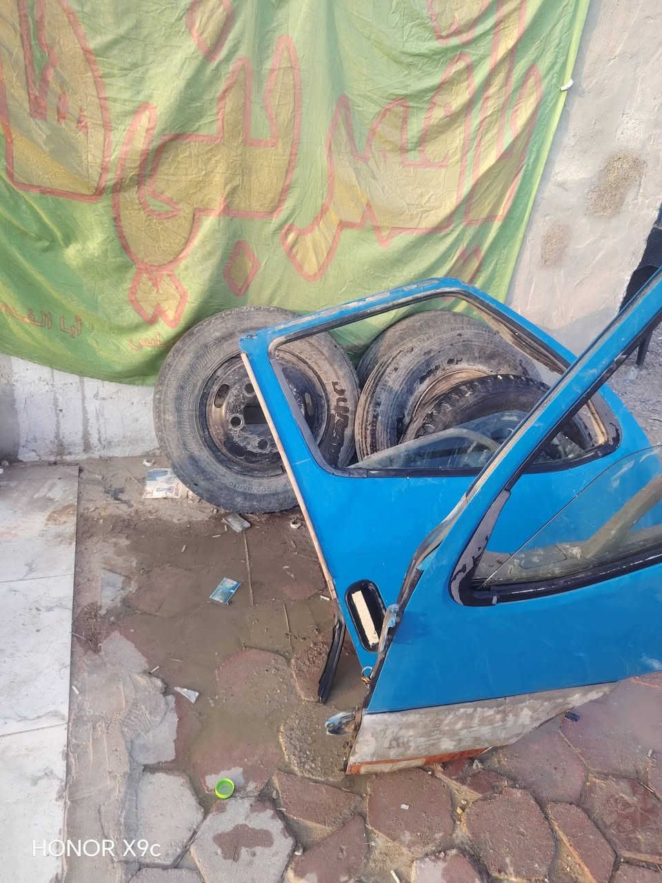 بيبان بزون بدون صبغ
تخم تاير ٦عدد حجم ٦٥٠.. للبيع 
مكان كوت مركز مدينة 
***********
