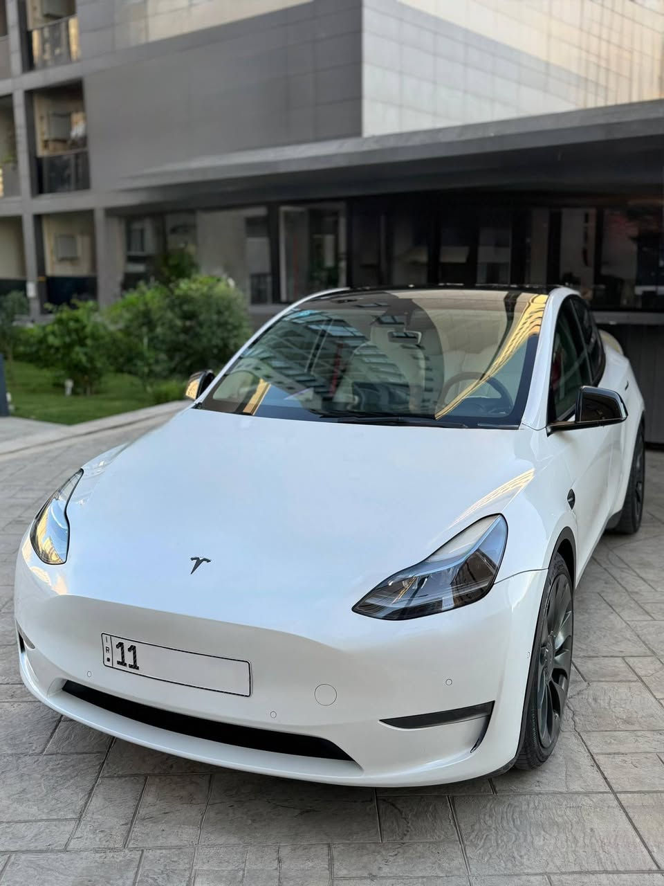 السلام عليكم للبيع 
تيسلا y بيفورمنس ( رياضية ) 2022

نظام دفع: كهربائي ثنائي المحرك (Dual Motor AWD)
* الدفع: رباعي دائم (AWD)
* التسارع 0-60 ميل/س (0-97 كم/س): 3.5 ثانية
* السرعة القصوى: 250 كم/س (155 ميل/س) تقريباً
* القوة المقدرة: بين 455 و580 حصان حسب طريقة القياس والمصدر.  

البطارية والمدى

* البطارية: حوالي 75 كيلوواط ساعة
* المدى الرسمي EPA: 303 أميال (488 كم) للشحنة الواحدة.  
* الشحن المنزلي (240 فولت): حوالي 11.8 ساعة للشحن الكامل.  
* دعم شحن Tesla Supercharger السريع حتى 250 كيلوواط.  

العجلات والفرامل

* جنوط Uberturbine قياس 21 إنش
* فرامل Performance أكبر حجماً
* نظام تعليق رياضي منخفض مقارنة بفئة Long Range.  

المقصورة

* شاشة وسطية 15 إنش
* سقف بانورامي زجاجي كامل
* 5 مقاعد
* تدفئة للمقاعد الأمامية والخلفية
* شحن لاسلكي للهواتف
* نظام صوت Premium مع 14 سماعة وساب ووفر.  

مساحة التخزين

* خلف المقاعد: 34.3 قدم³ (حوالي 971 لتر)
* الحد الأقصى بعد طي المقاعد: 76.2 قدم³ (حوالي 2158 لتر).  

أنظمة السلامة

* Autopilot الأساسي
* مثبت سرعة متكيف
* المحافظة على المسار
* كاميرات محيطية
* مراقبة النقطة العمياء
* ⁠
الحادث فقط جاملغ وبنيد مكفول شواصي ولغود واي شي غير الذكرتهن تصليح درجه اولى ✅
السعر : 180 وبي مجال 
عنوان بغداد العامرية 

***********

