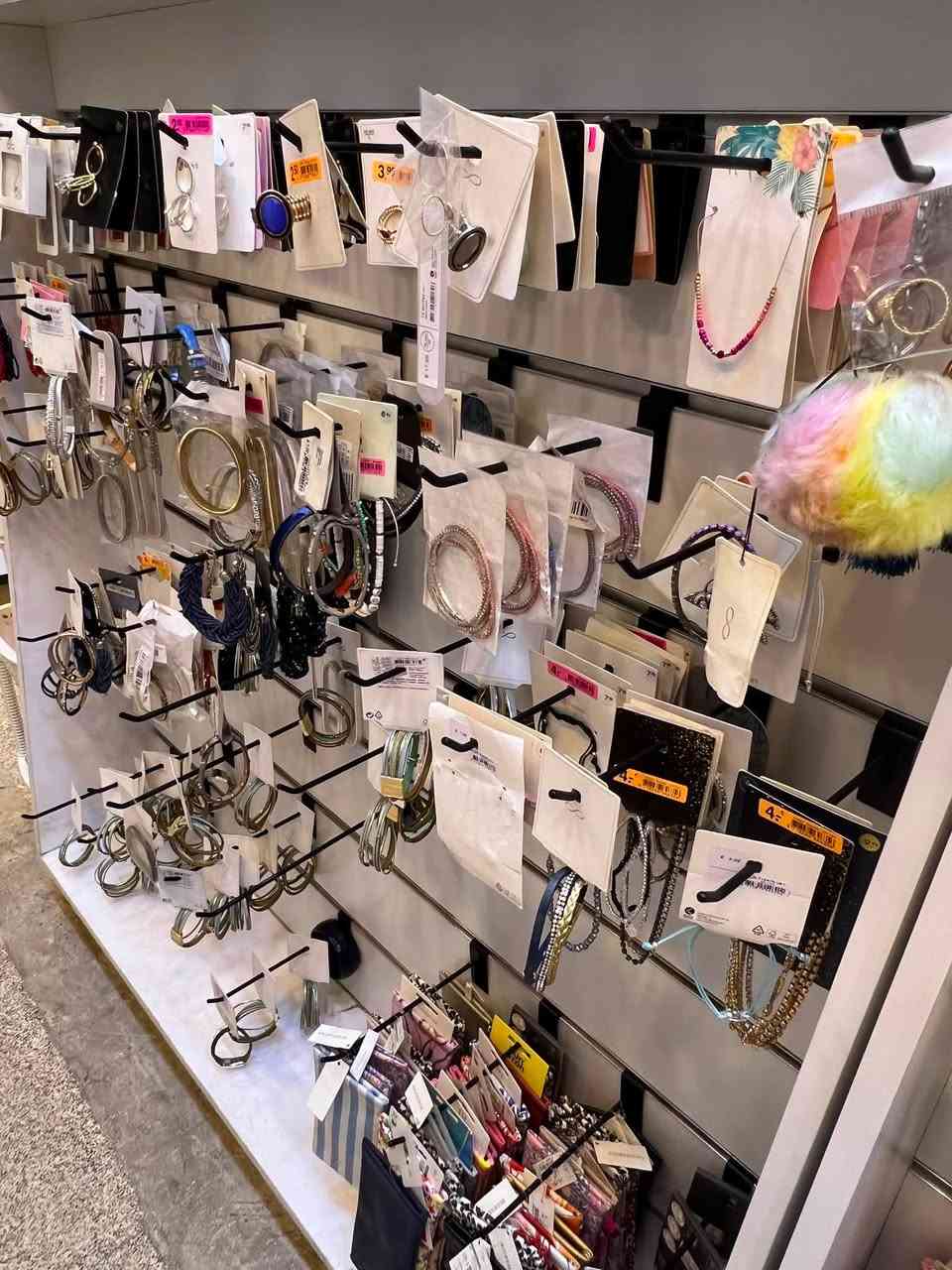 سلام عليكم والرحمة الله وبركاتو محل كامل لبيع الغراض شلع ادوات مطبخ اكسسوارات كوزمتك ***********
