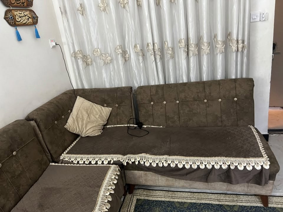 السلام عليكم تخم قنفات مركوم خشب  ١٤ مقعد  نضيف جدا السعر 400 وبي مجال االي يحب ياخذه يتواصل مع الرقم ***********
