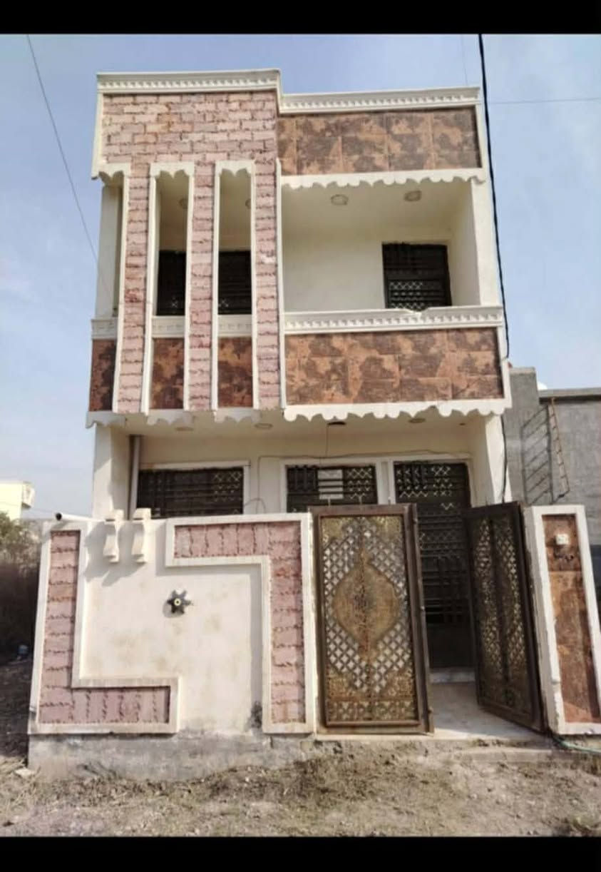 السلام عليكم بيت للايجار طابقين متكون من ارفع غرف نوم وخدمات المساحة ١٠٠ متر قرب جامع القادر للاستفسار  واتساب ***********
