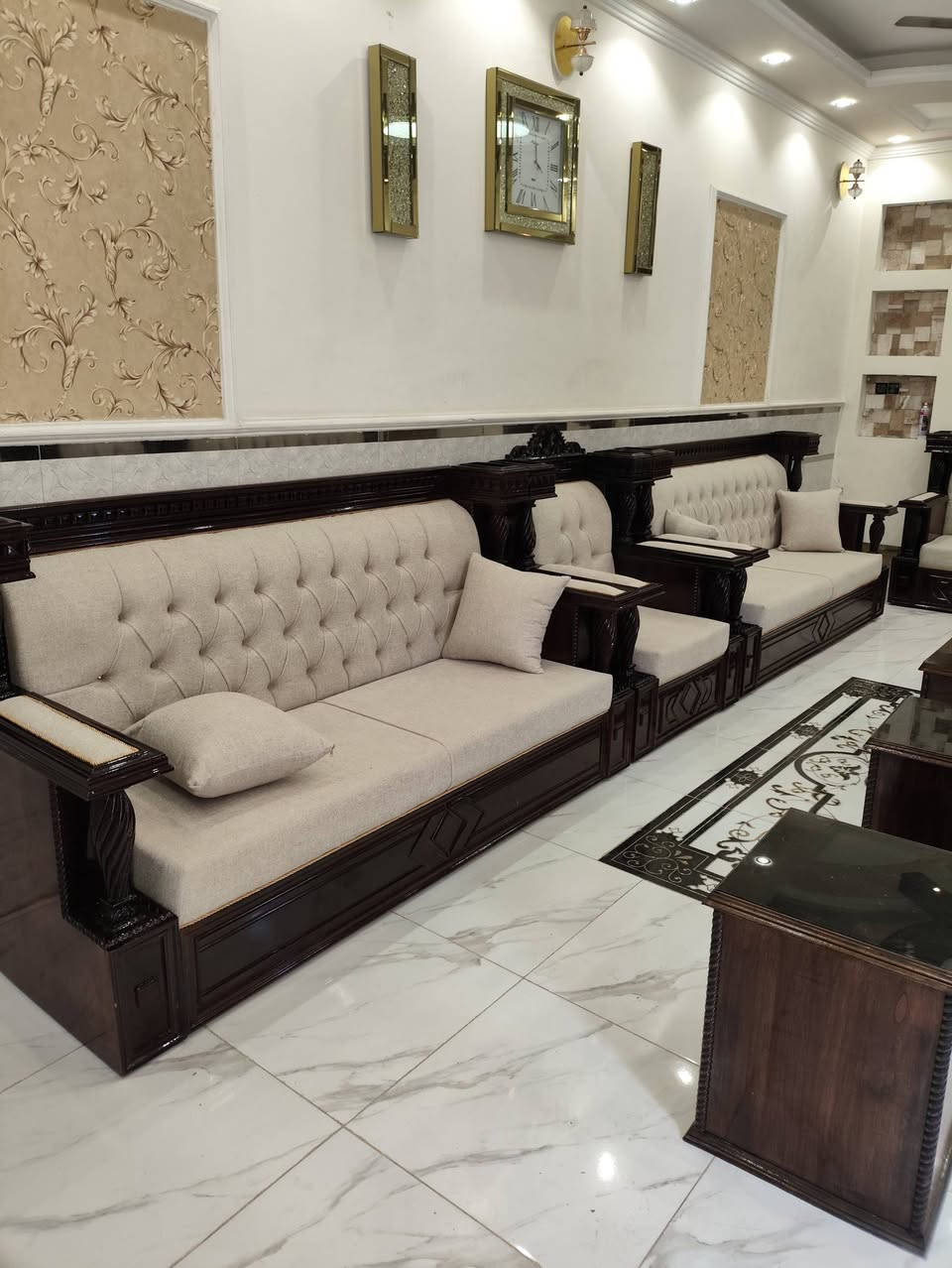 المساحة الصغيرة مو عائق للتصميم ✨

استثمرنا كل سنتمتر، وصمّمنا ديوان للضيوف وديوان للبيت، كل واحد بموديل مختلف وتفاصيل مصنوعة حسب ذوق الزبون.

من الخشب والقماش إلى أدق الزخارف… النتيجة راحة وفخامة 
نجاره علي كاضم بابل الحمزه الغربي 
واتساب ***********
