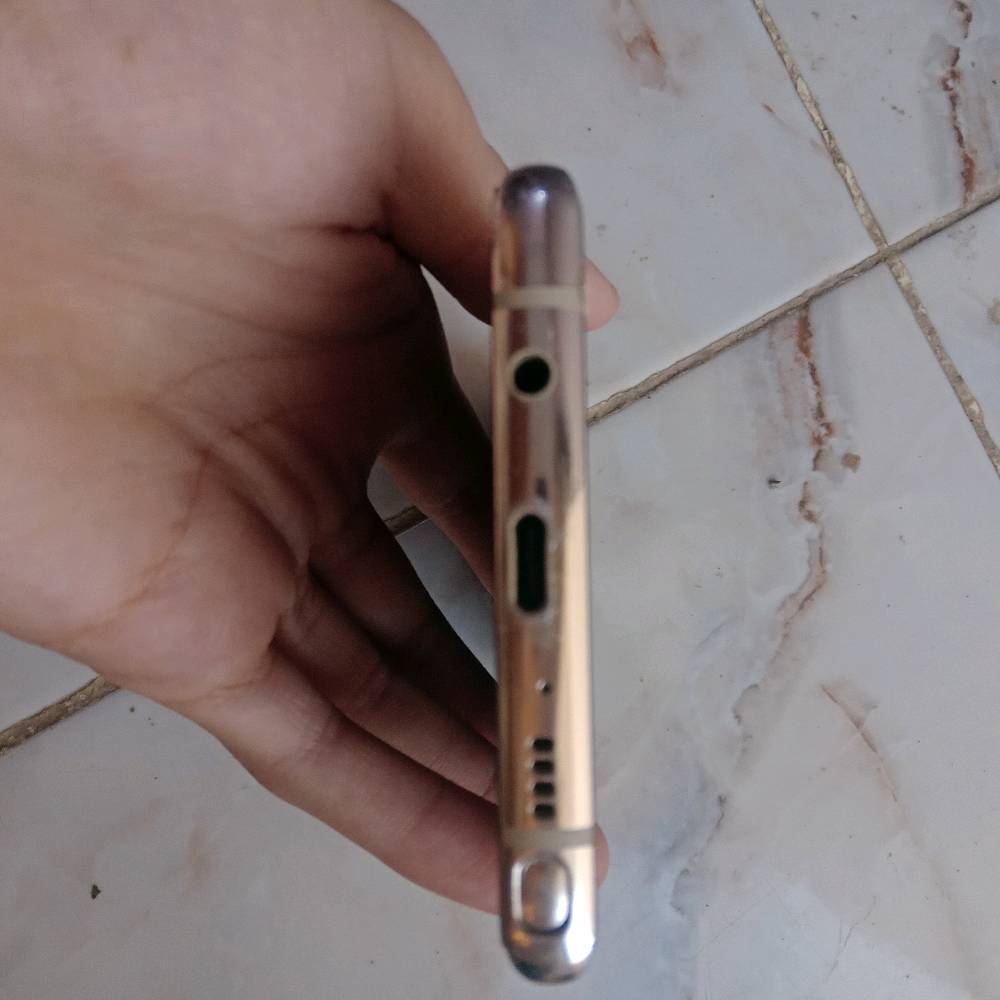 للبيع 
سامسونج جالاكسي نوت 8 
مضروبة الشاشة والظهر مثل ماموضح بالصور اضافةٍ القلم عاصي بالتلفون