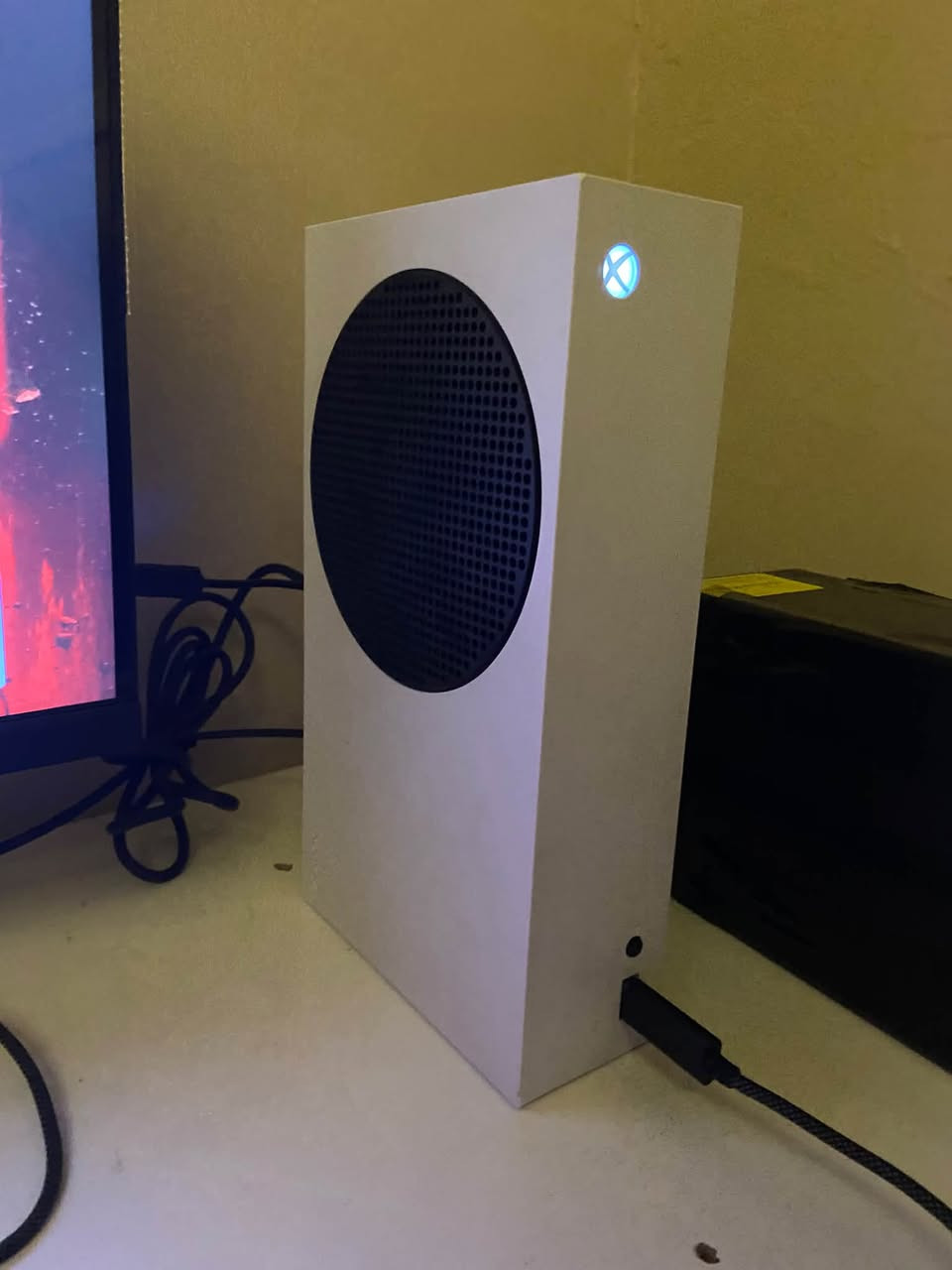 السلام عليكم
للبيع شلعه كامله سبب البيع مشغول وماعندي وقت  
اكس بوكس سيريس اس 512GB
شاشه كيم اون حجم 27  
يو بي اس فاربر 
جوستك كالد كيم سير 
هارد 500GB
سماعات محيطيه كيمنك + الميز 
السعر 775 الف وبي مجال للطيبين 
العنوان الغزاليه 
***********
