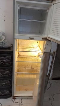 ثلاجة • نظيفه • للبيع