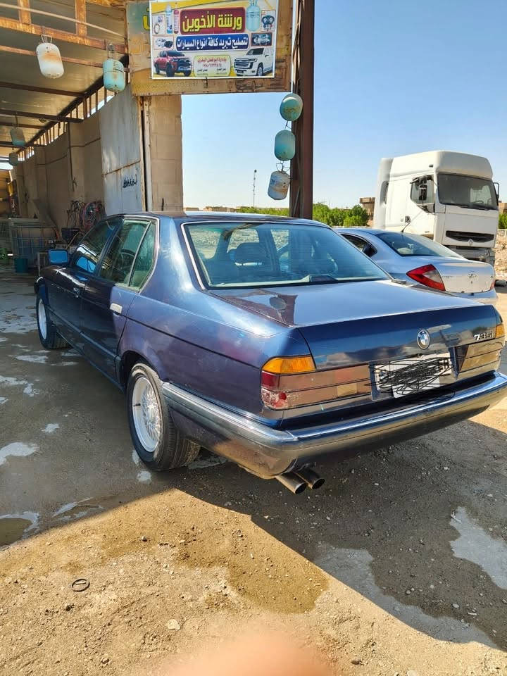 بي ام 735
موديل 1988
رقم بغداد بأسمي 
مكينة وگير وحدادية وتخم تاير كله جديد
تبريد تدفئة شرط الشغل 
فتحة شغالة كهربائياتها جاهزة 
سيارة كله بلاد 
السعر //50 وبيها مجال قليل للشراي 
الرقم //  ***********
