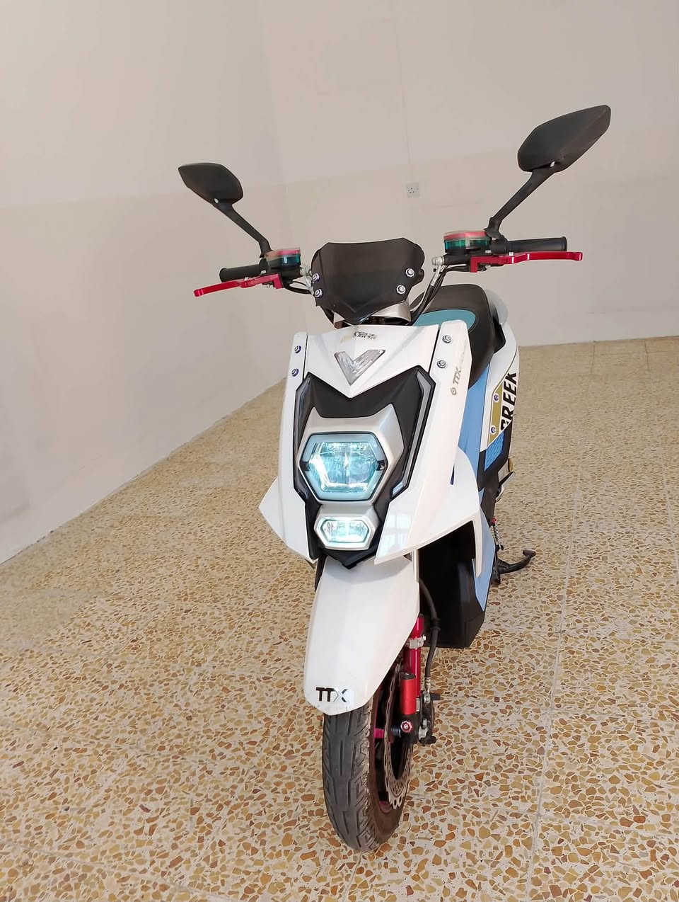 ماطور سكنس شحن للبيع ما يعوزو شي كبل تركب او تمشي خمس بطاريات 🔋
أشاير ➡️⬅️
ليت عالي ناصي 💡
ثلاث سرع 🏍️
نضام سرقه تشغيل عن بعد بصمه او اسويج 🔊
دبلات غاز 
التواصل ***********

