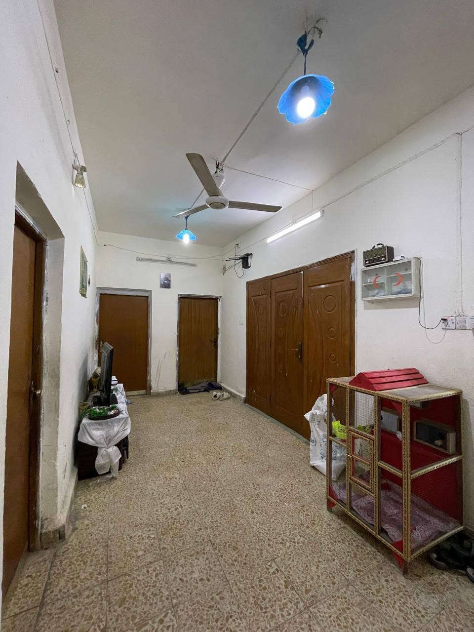 العنوان بابل  الكفاءات خلف شارع المهندسين
تفاصيل 
طابق الاول 
غرفتين + صالة  +هول+مطبخ حار وبارد ومجمع صحيات 
الطابق الثاني 
3 غرف نوم ومجمع صحيات + مخزن صغير 
وصحيات خارجية 
***********
