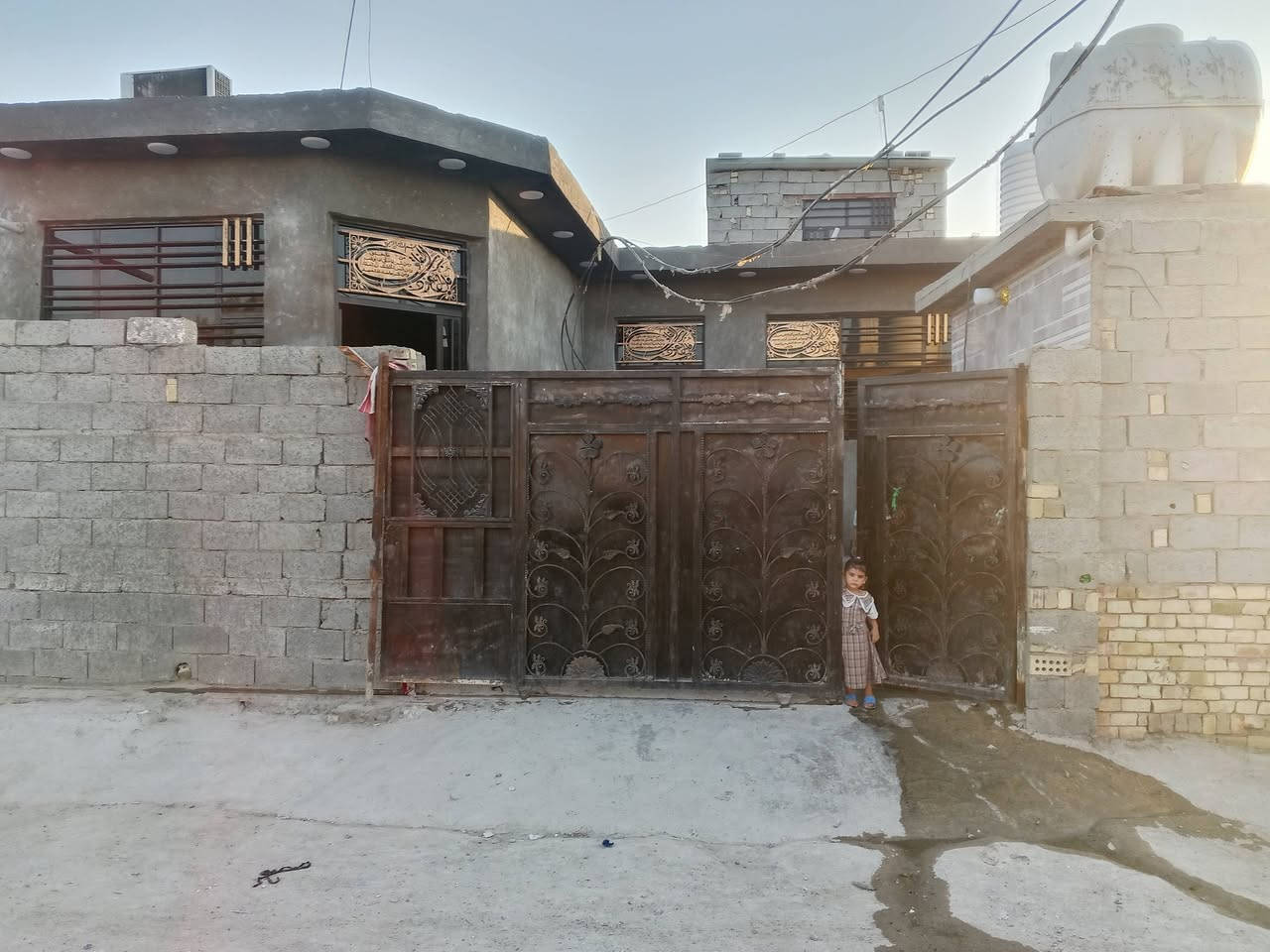 السلام عليكم بيت البيع مساحته 200متر  بيت جاهز بل خط الثاني
تبليط كهرباء مجاري  غرفتين صاله مطبخ استقبال صحيات كله تطبيك  سعر 45 بيه مجال شي قليل 
الهاتف ***********
قرب شارع سوالم مباشرتن
