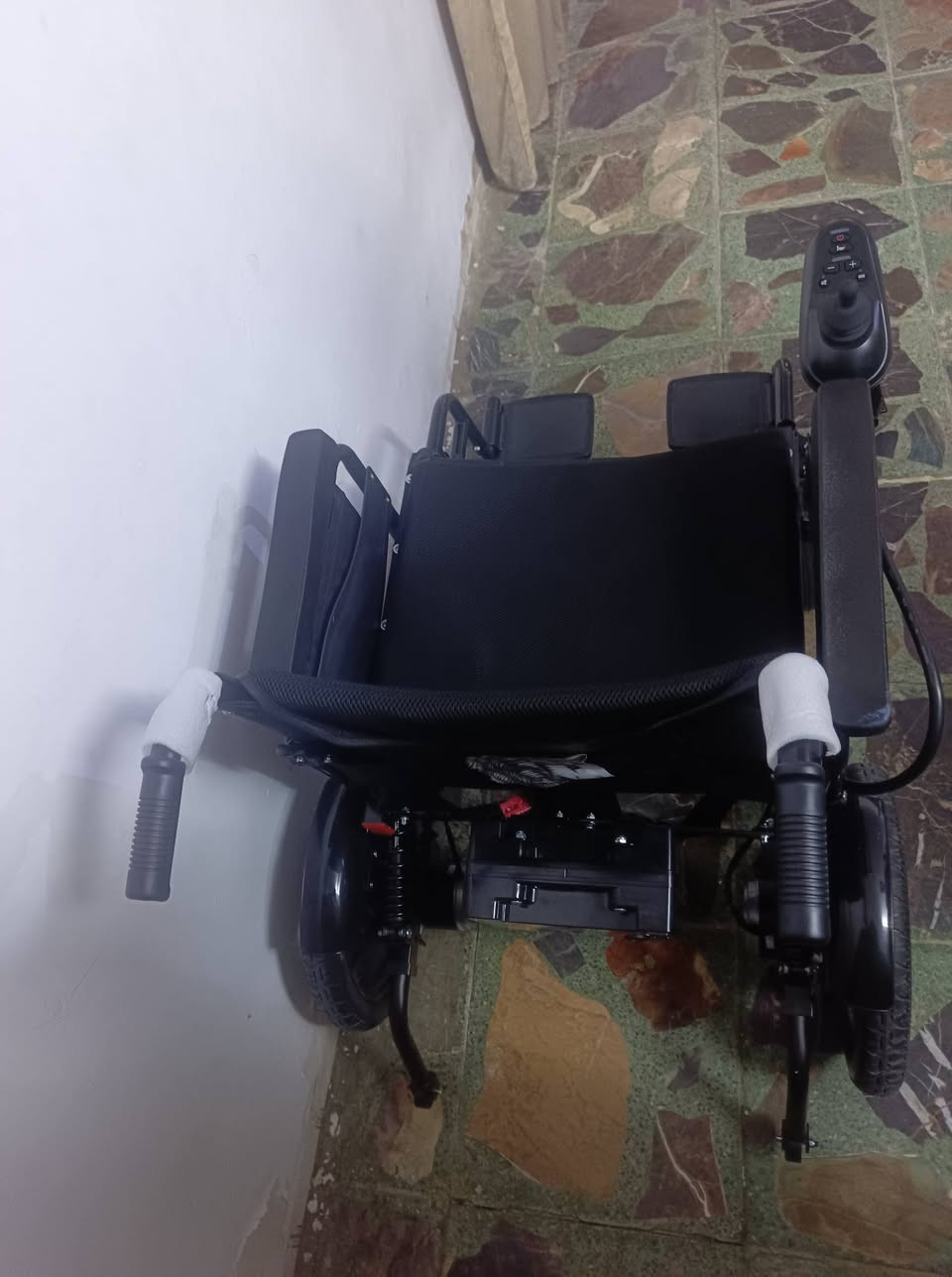 🦽 كرسي متحرك كهربائي للبيع

✨ جديد ولم يُستخدم

✅ يعمل بالكهرباء
✅ تحكم بالـ Joystick
✅ قابل للطي
✅ عجلات كبيرة ومساعدات أمامية
✅ مسند قدم قابل للرفع
✅ مريح ومناسب للاستخدام داخل وخارج المنزل
✅ الحالة موضحة بالصور

💰 السعر: 500,000 دينار عراقي

📍 الموقع: بغداد
📞 للتواصل: ***********
