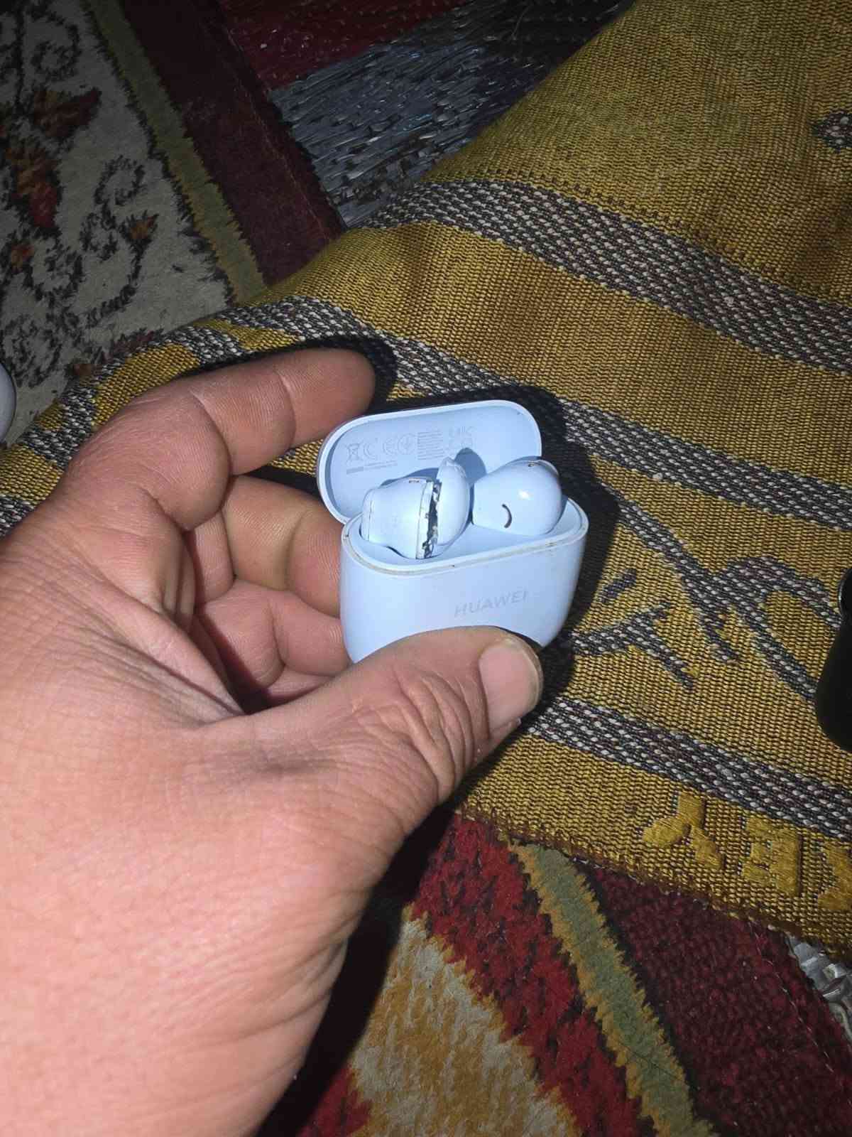 سماعات • تفاصيل قليلة