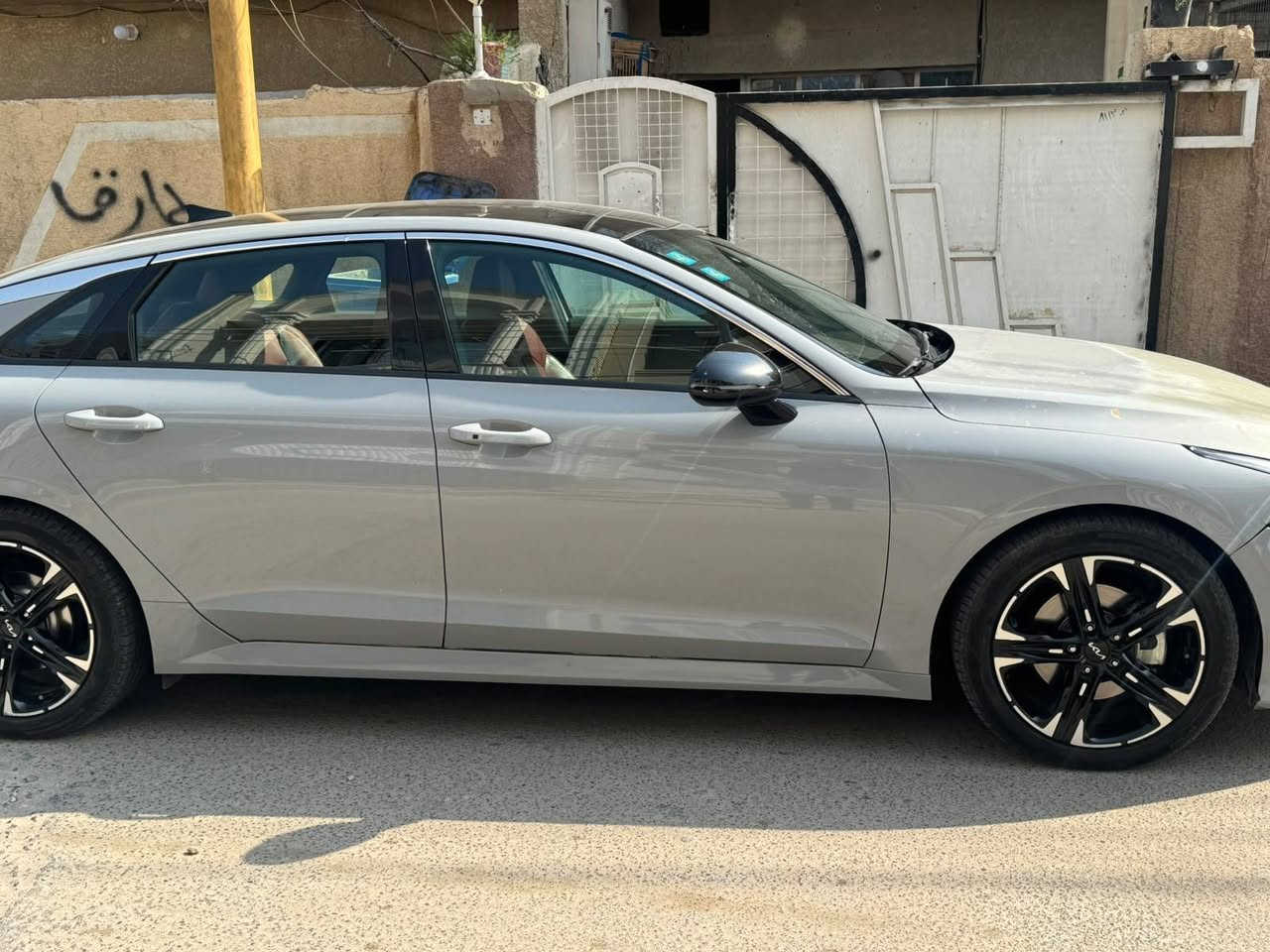 السلام عليكم
K5 2022 GT LINE لون سمنتي للبيع 

محرك 1600 تيربو 

بصمة ابواب وجنطة 

شاشة لمس كامرة دوارة 

كشنات لون احمر مميز 

درايف مود 3 انظمة قيادة 

ردار امامي وخلفي توقف ذاتي 

قيادة آلية تحديد مسار 

تدفئة كشنات 

ابل كار بلي 

مانع تزحلق 

لد خلفي 

لد امامي برتقالي 

لايت ٣ عدسات زنون 

تشغيل عن بعد 

وبعد بيها مواصفات 

السيارة ضربتها امامية  البنيد فقط بدون دواخل ورقم الشاصي بالصور 

ماشية 105 km

السعر 165 

مكان سيارة بغداد ***********
