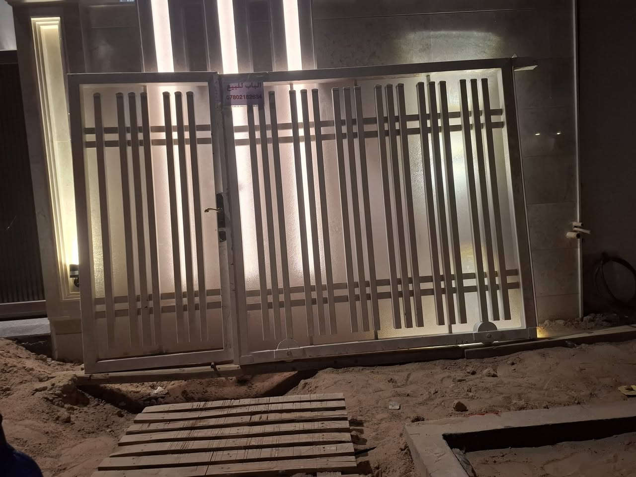 باب خارجي مستعمل قليل الحديد نوع الثقيل للبيع عنواني البصره حي الخليج ***********
