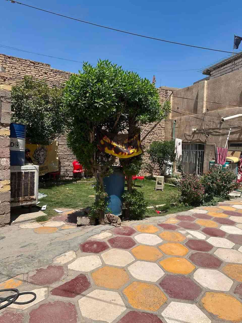 🏠 دار للبيع – طابو صرف 🏠
📍 الموقع: حي نادر – نهاية شارع ٧ نيسان، قرب مخبز بغداد.
📐 المساحة: ٢٤٦ م
🏡 مواصفات الدار: ▪️ ٣ غرف نوم
▪️ صالة
▪️ استقبال
▪️ مطبخ وحديقة واسعة
▪️ محلات عدد ٢
💡 الخدمات: ماء، كهرباء، نت ضوئي، مولدة سحب.
🏫 قريب من المدارس والأسواق وكافة الخدمات.
💰 السعر: 166 مليون للاستفسار ***********
