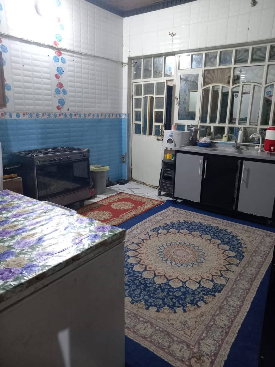 السلام  عليكم بيت للبيع المساحه ٢٠٠متر بداية شارع سالم طابقين بناء حديث الطابق الاول غرفه نوم وصاله ومطبخ وبراني وصحيات خارجيه وداخليه وطارمه وكراج سياره ومناور، الطابق الثاني غرفتين وصاله كبيره وحمام وسطحين، البيت وجهيته حجر،للاستفسار اكثر الاتصال ع ***********

