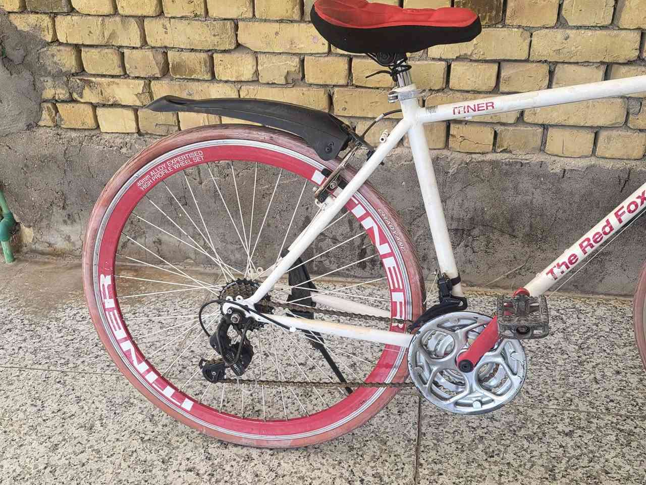 دراجة هوائية (بيسكل) سبورت C700 للبيع 🚲
🚲 دراجة هوائية (بيسكل) سبورت C700 للبيع 🚲
​• النوع: The Red Fox (Iner)
• الحجم: قياس 700 (سريع ومرن للشارع)
• المواصفات:  
​جير كيرن شغال 21 سرعة (3 أمامي × 7 خلفي) مع شفتات تبديل سريعة  
​رِمات ألمنيوم عالية الرياضية (40mm High Profile Alloy) باللون الأحمر  
​سرج (قعدة) مريح ومعدل للقيادة اليومية  
​يحتوي على رفارف (طينيات) لحماية أثناء القيادة  
​البسكل جاهز للاستخدام ونظيف مثل ما موضح بالصور  
​💰 السعر: 160 ألف دينار 
📍 المكان: البصرة
🚚 التوصيل: يتوفر توصيل فقط داخل محافظة البصرة
​📞 للتواصل والاستفسار: ***********
