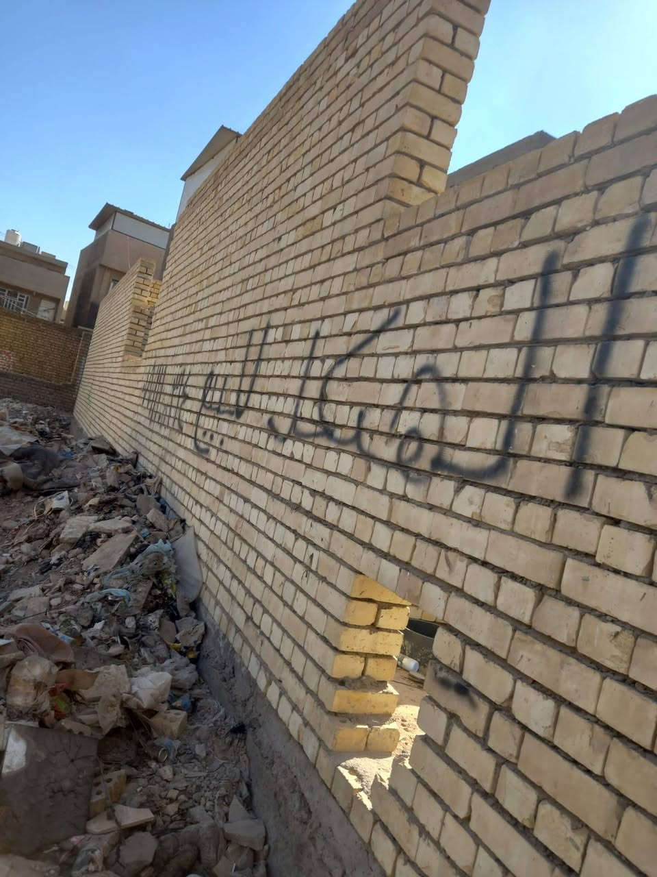 سلام عليكم عندي هيكل للبيع في زعفرانيه خلف جامع كيلاني ١٠٠متر طابو زراعي سند 25 بدون سقف سعره50رقم واتساب ***********
